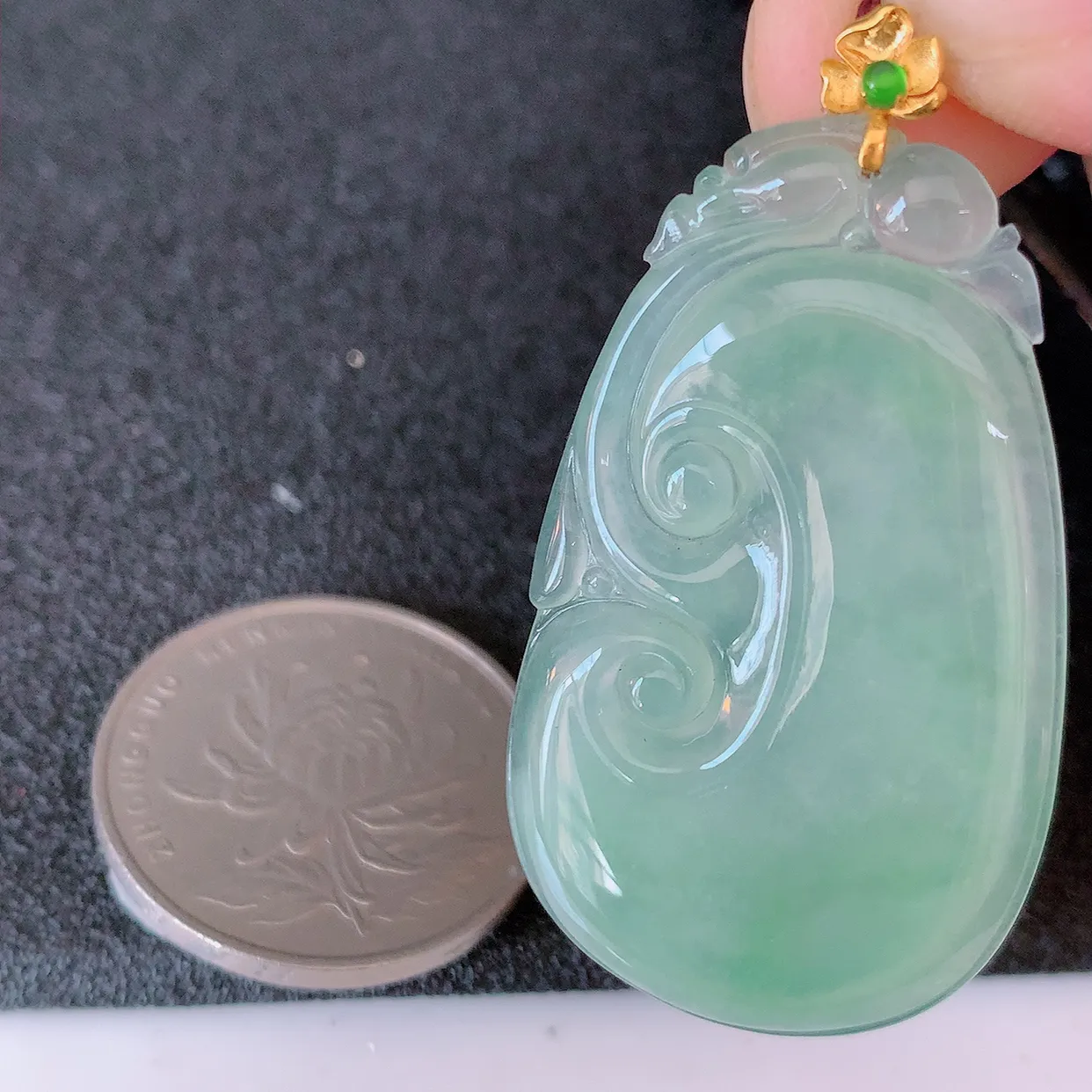 18K金镶嵌冰种飘花翡翠如意吊坠，简单的镶嵌设计、让玉坠百搭又精致，寓意着吉祥，事事如意！#41.27整体43.5裸裸38.5-23.5-3.8