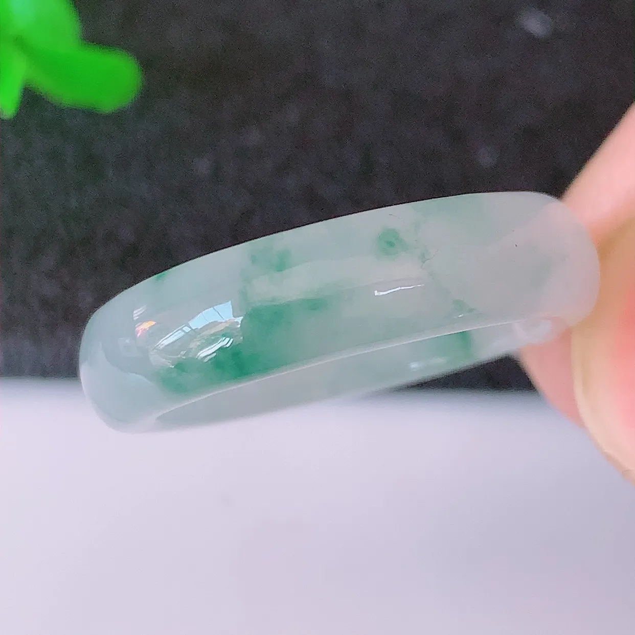 自然光实拍，19mm内径冰种飘花翡翠指环，玉戒指，玉质莹润，好精美好冰润的指环，19圈口，上手纤巧！#49.25尺寸19-5.8*3