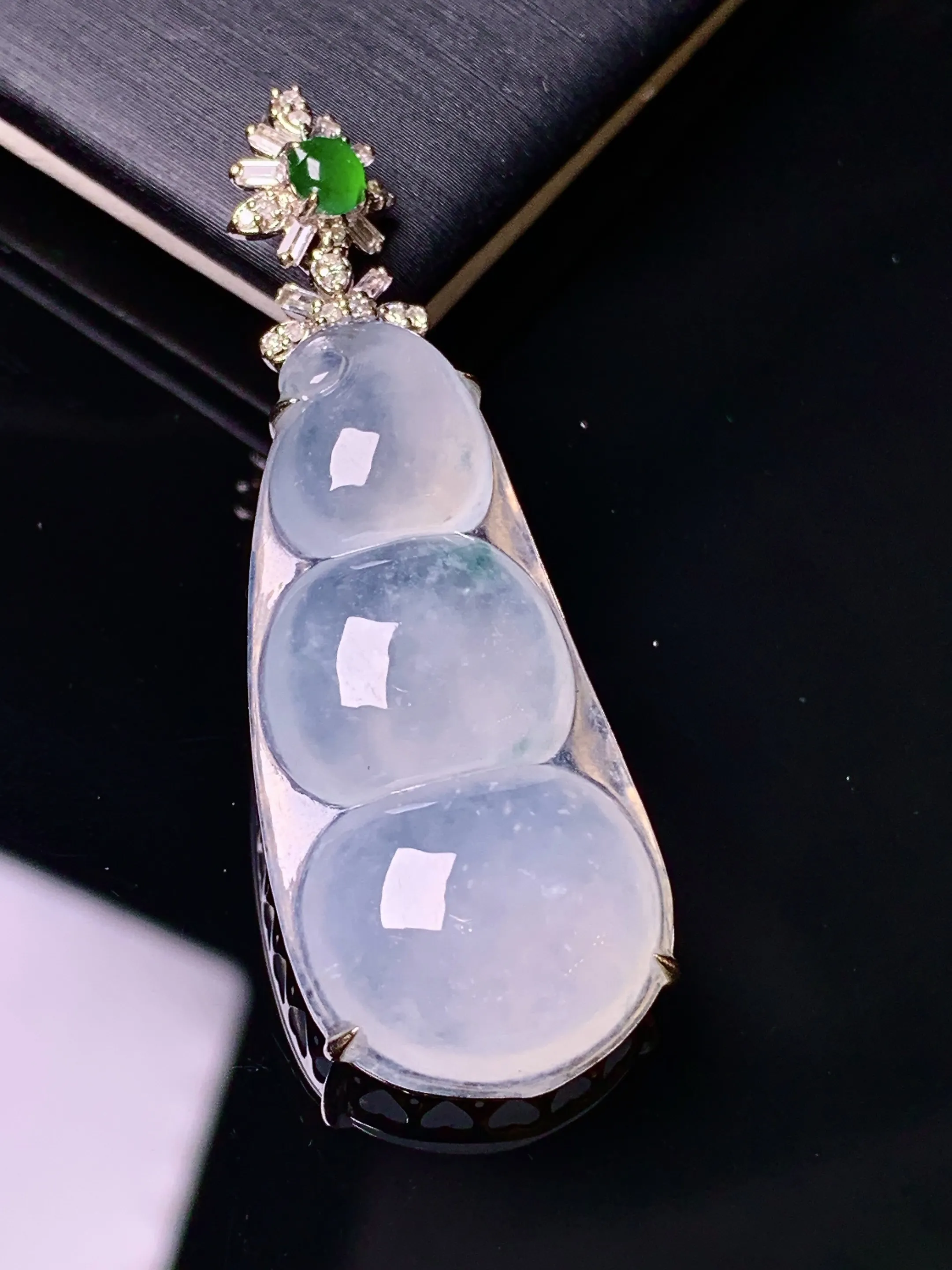 18k金钻镶嵌冰种四季豆吊坠 玉质细腻 色泽艳丽清新 整体尺寸46*16.3*8.3