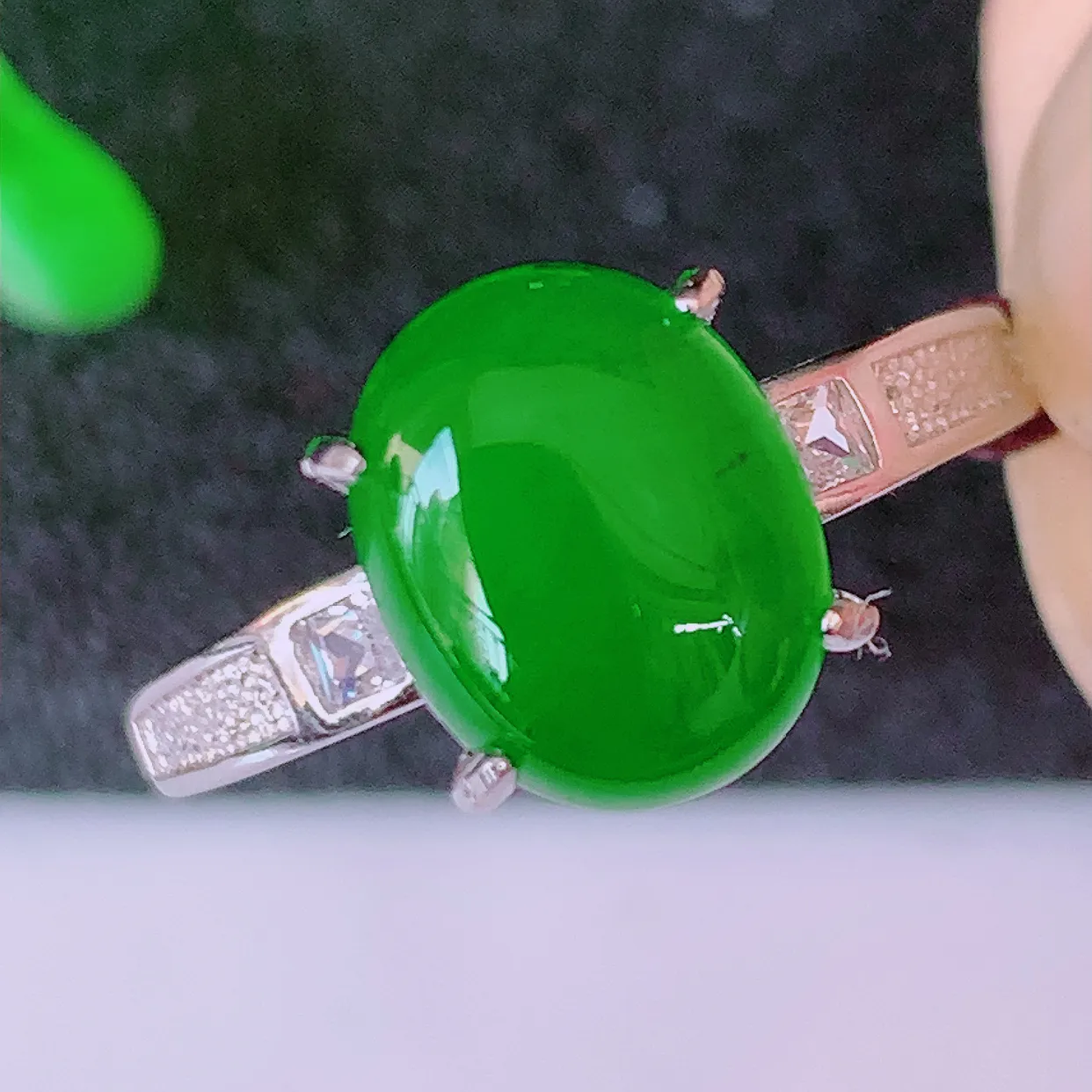 冰透满绿翡翠925银镶嵌戒指，自然光实拍，翠色灵动，颜色漂亮，种老水足，品相佳，佩戴佳品！#97.2