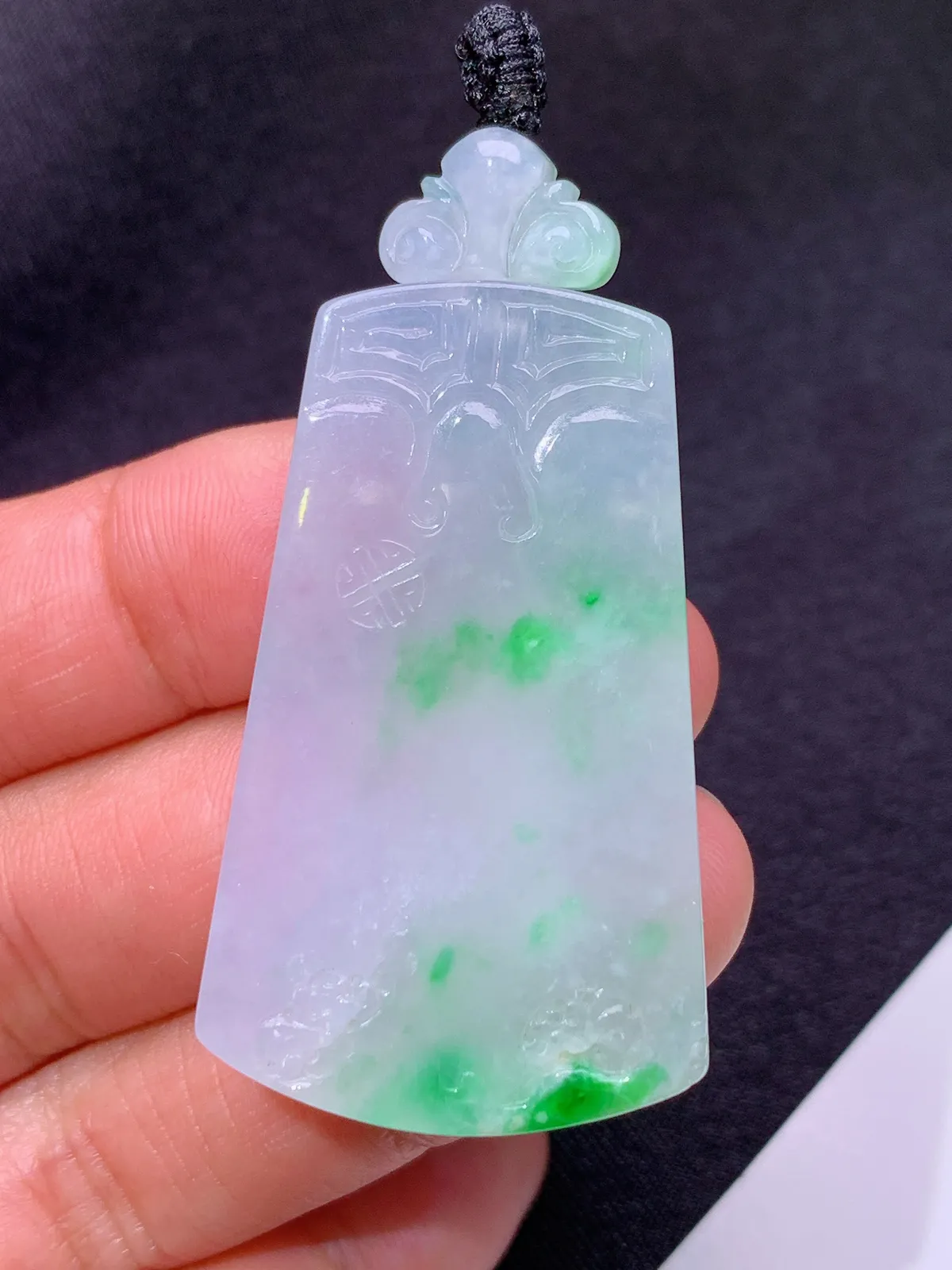 冰飘绿无事牌，冰润色阳，玉质细腻，种水足 尺寸43.6*26.4*5.1