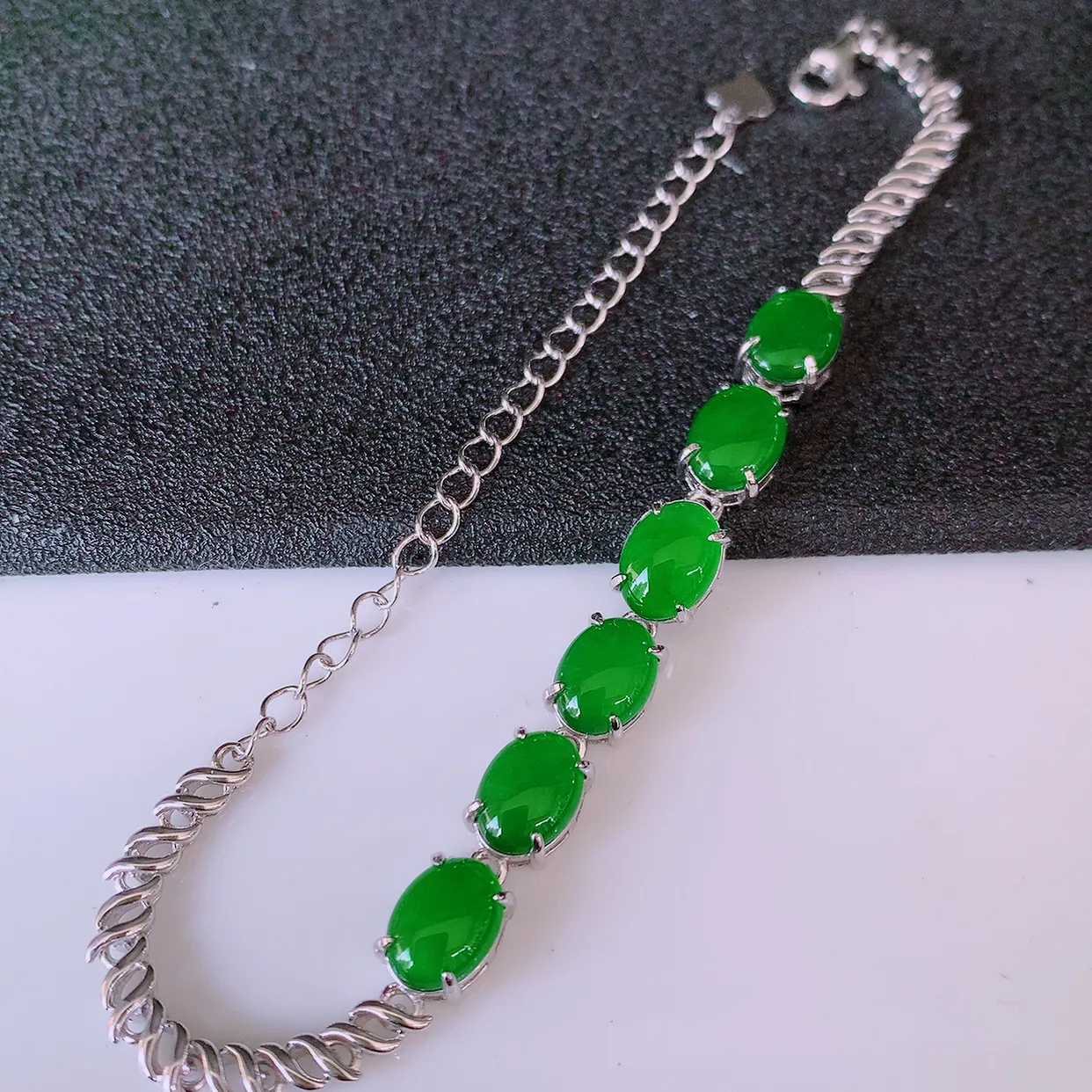 冰透满绿翡翠925银镶嵌手链，自然光实拍，翠色灵动，颜色漂亮，种老水足，品相佳，佩戴佳品！#97.27取一整体8.2*6*4.6裸裸8.2*6