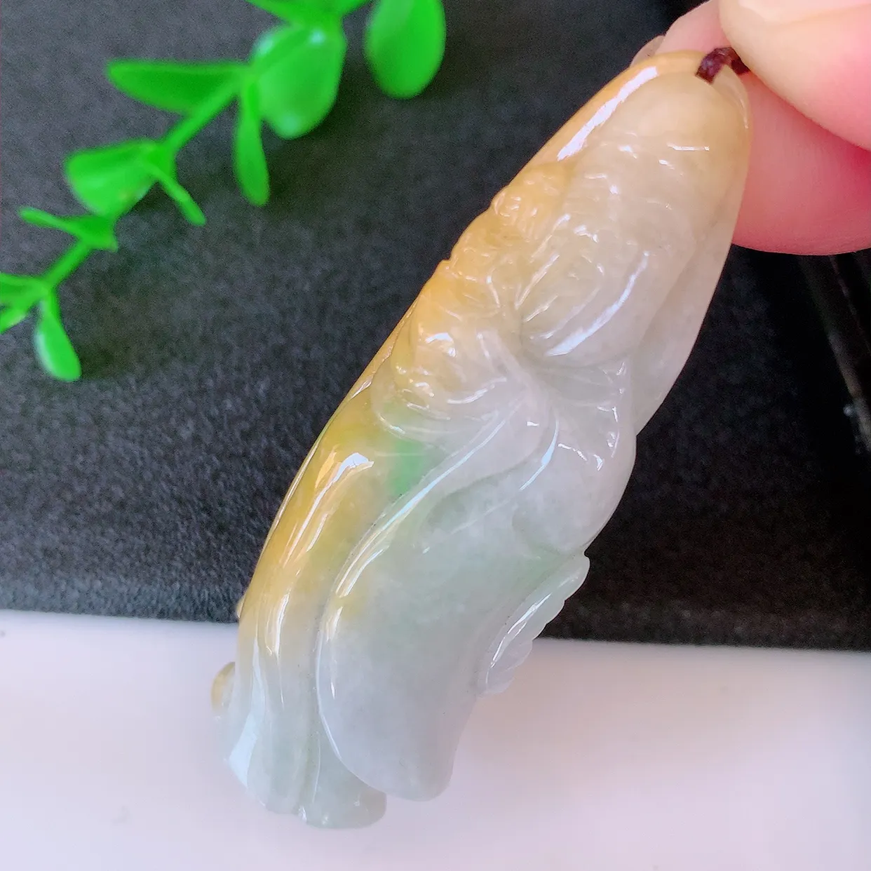 自然光实拍，冰润黄加绿翡翠寿星公吊坠，种老水足，雕工精湛 ，寓意美好，佩戴时尚出众！#60.25