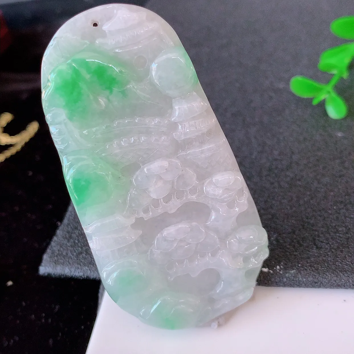 自然光实拍，冰润飘绿翡翠山水牌吊坠，翡翠山水，立体生动形象，山水素材布局合理，意境感佳，佩戴上身效果更高贵 #46.25