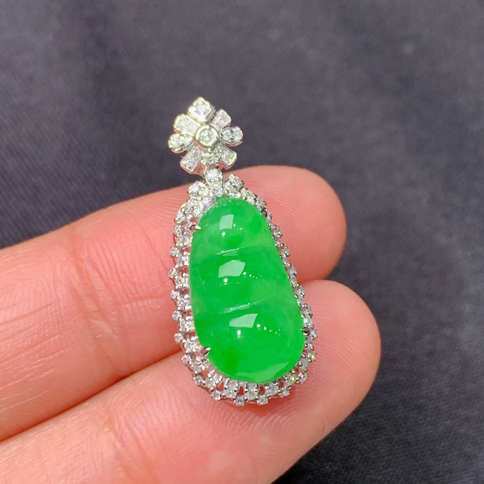 阳绿福豆吊坠，18k金镶嵌，色泽鲜阳，冰润细腻，种水足 尺寸24.7*10.7*8.4