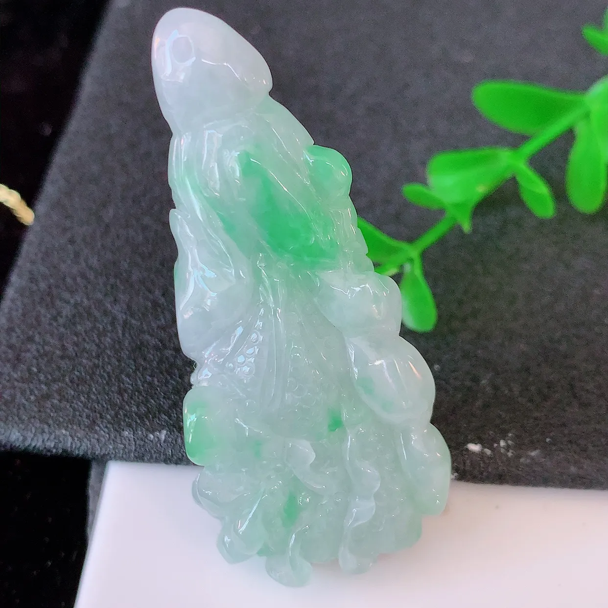 自然光实拍，冰润飘绿翡翠招百财白菜吊坠，百财聚来，财源滚滚，色泽鲜艳，精工水润的白菜，性价比高！#57.25