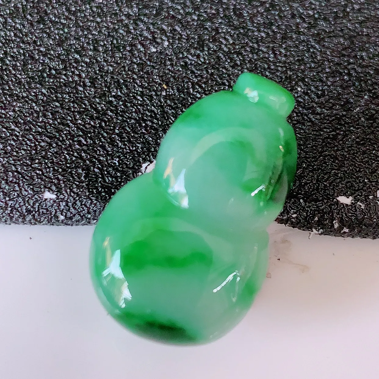 自然光实拍，水润飘绿翡翠葫芦蛋面，翠色灵动，玉质细腻，颜色漂亮，品相佳，佩戴佳品！#05.27