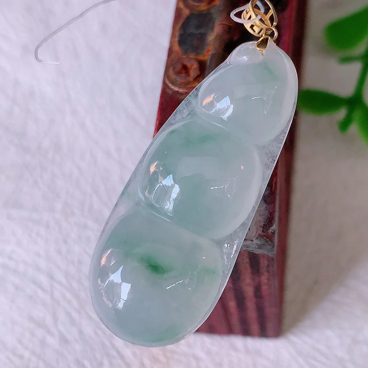 18K金镶嵌冰种飘花翡翠四季豆吊坠，平安豆福豆玉坠，冰润通透，豆粒饱满，寓意：豆蔻年华！#49.27