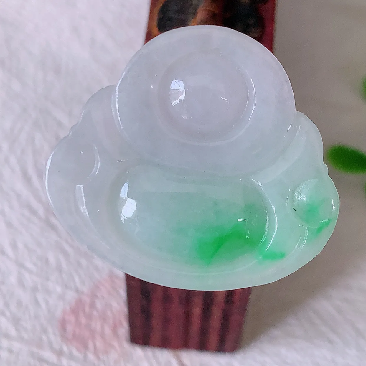 自然光实拍，冰润飘绿翡翠佛公吊坠，笑口常开，佛公在心中，一生平安幸福，佛公翠色迷人，佩戴佳品！#57.27