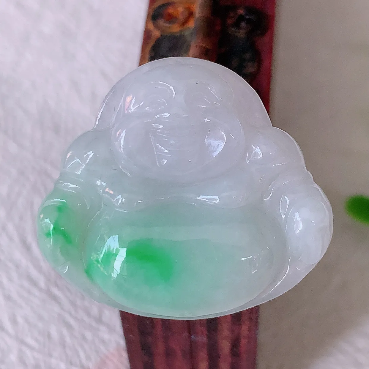 自然光实拍，冰润飘绿翡翠佛公吊坠，笑口常开，佛公在心中，一生平安幸福，佛公翠色迷人，佩戴佳品！#57.27