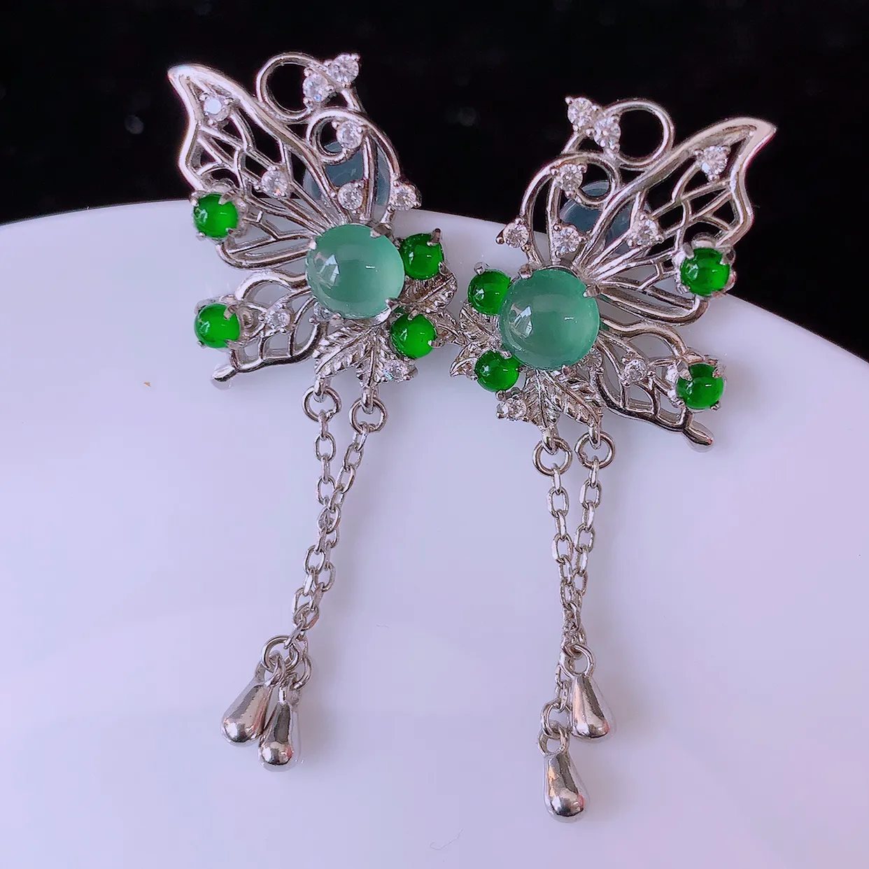 冰透满绿翡翠925银镶嵌耳坠，自然光实拍，翠色灵动，颜色漂亮，种老水足，品相佳，佩戴佳品！#97.2