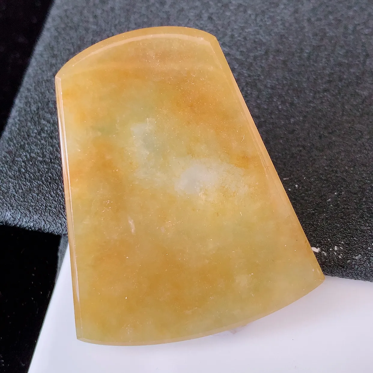 自然光实拍，水润黄翡翡翠平安无事牌吊坠，翡翠无事牌，平平安安，无事牌翠色灵动，佩戴平安时尚！#00.25