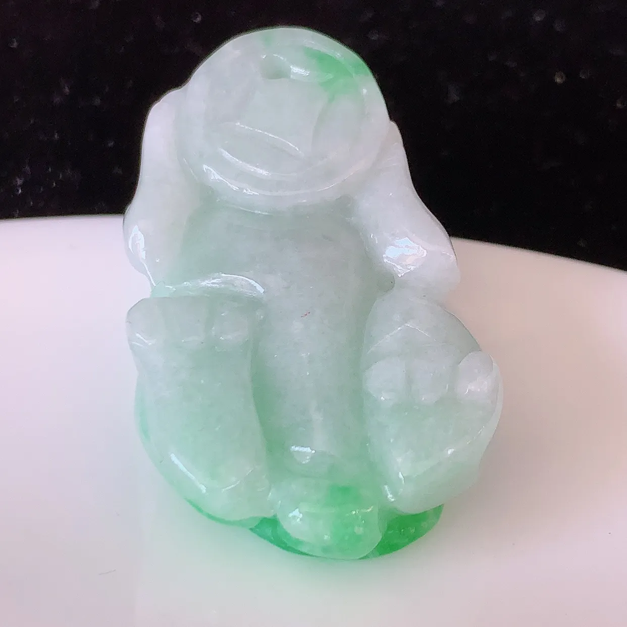 自然光实拍，精雕飘绿翡翠招财貔貅吊坠，民间有“一摸貔貅运程旺盛，再摸貔貅财运滚滚，三摸貔貅平步青云 ”的美好祝愿。#81.25