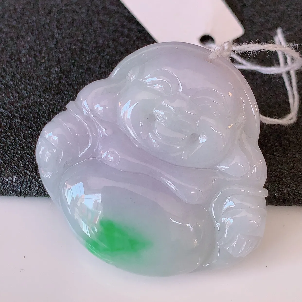 自然光实拍，冰润飘绿佛公翡翠吊坠，饱满， 佛公亦保平安，寓意有福（佛公）相伴，品相佳，配戴优雅迷人！#46.25