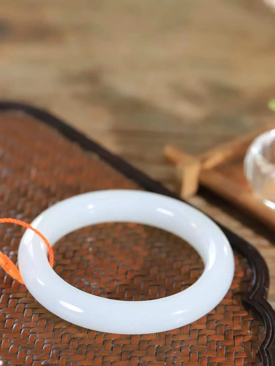 【婉约佳人.手镯】

精品和田玉白玉手镯 玉质温润细腻 油性十足 手感舒适，高华雅逸，线条流畅，简约