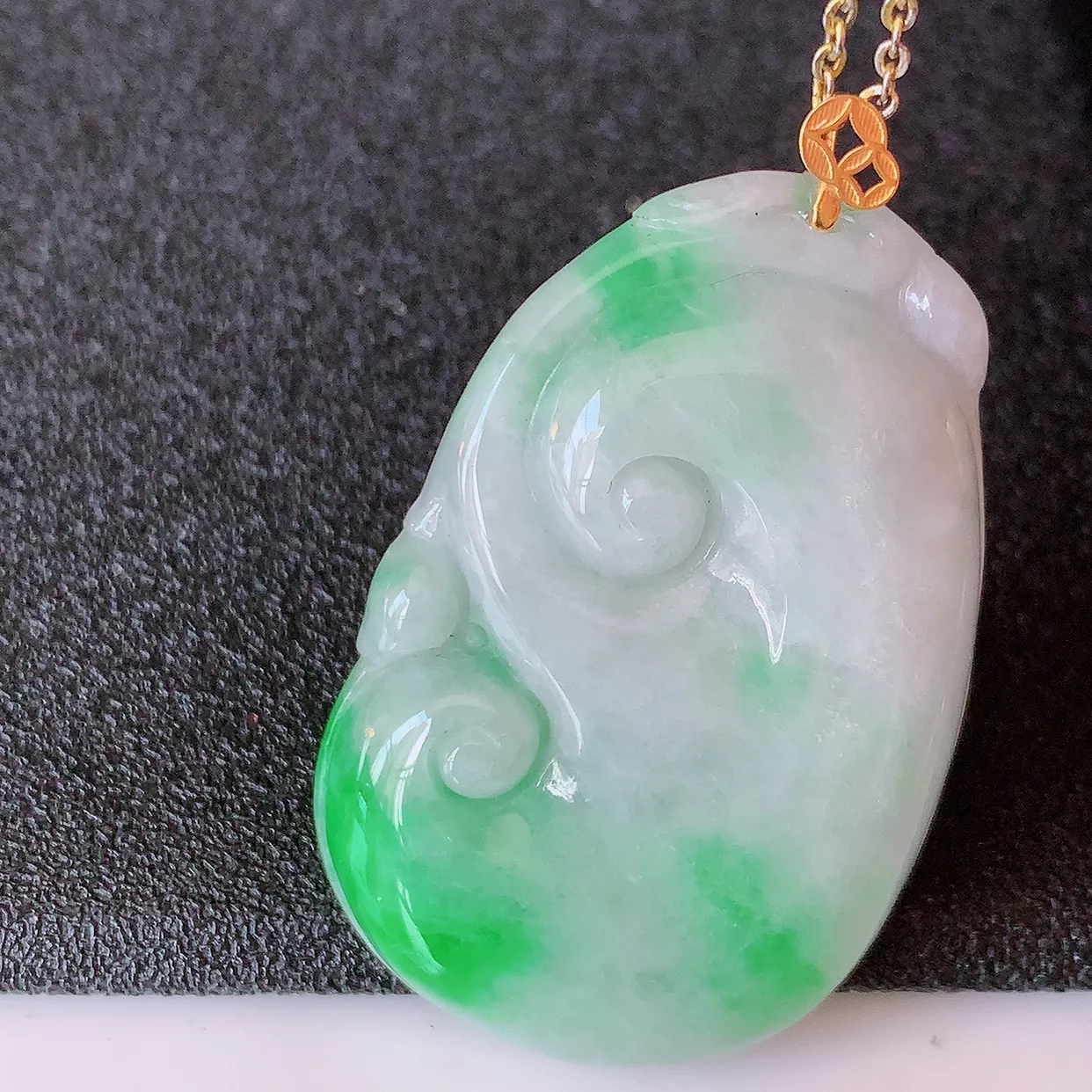 18K金镶嵌冰润飘绿翡翠万事如意吊坠，玉质细腻，时‮大尚‬方，款式经典，佩戴优雅高贵上档次！#42.27