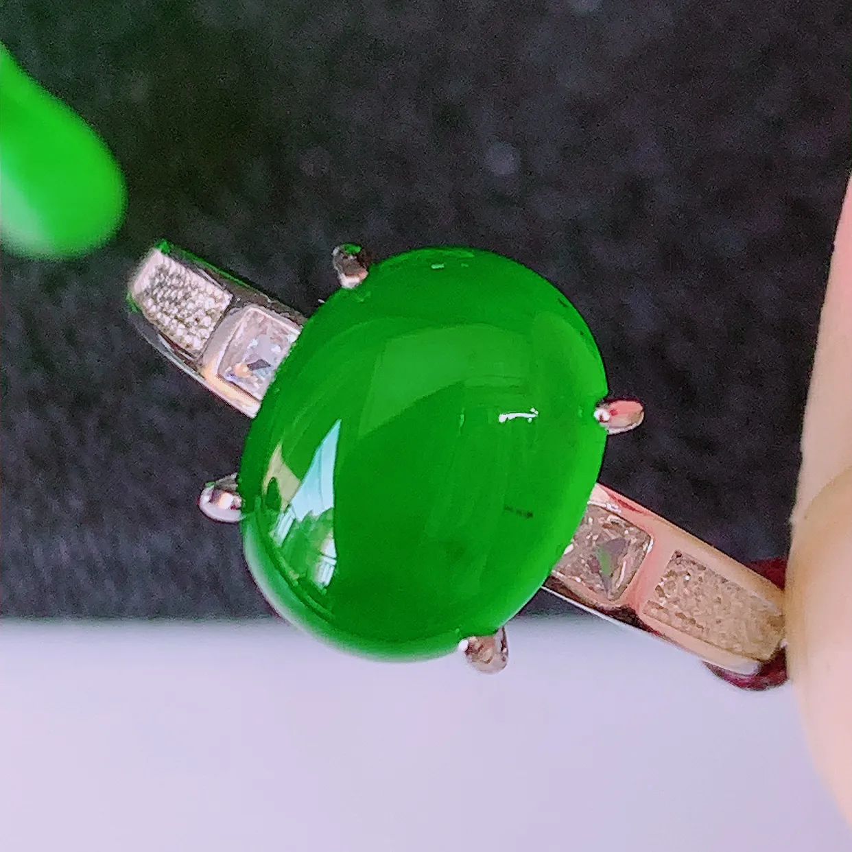 冰透满绿翡翠925银镶嵌戒指，自然光实拍，翠色灵动，颜色漂亮，种老水足，品相佳，佩戴佳品！#97.2