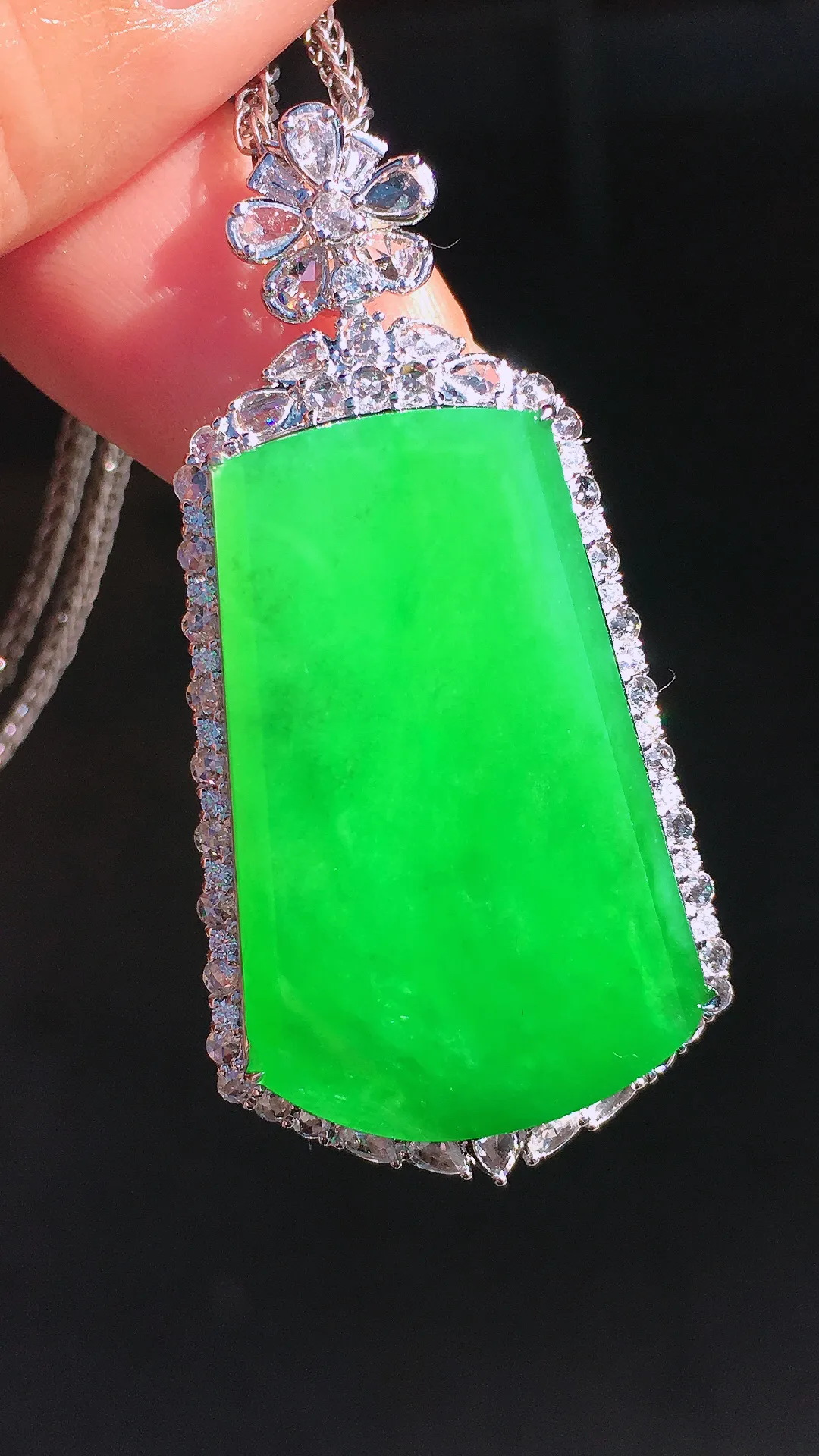 阳绿无事牌吊坠，色泽均匀艳丽，玉质细腻，荧光感超
强，饱满圆润，尽显优雅气质，18k
金豪华镶嵌