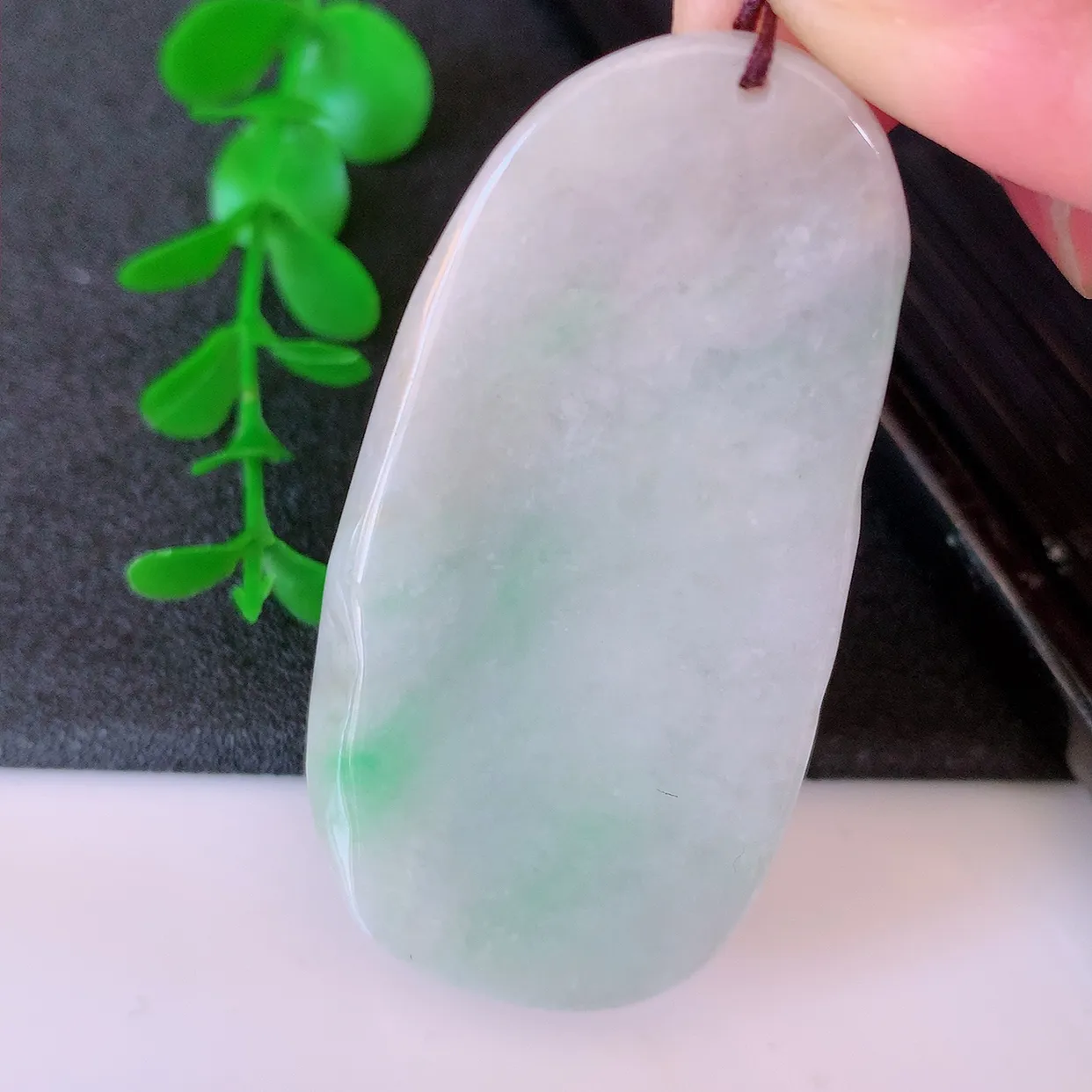 自然光实拍，特色黄加绿翡翠悟道吊坠，翡翠悟道寓意“祥和，安宁，吉祥，幸福”，佩戴效果优雅迷人，性价比超高！#60.25