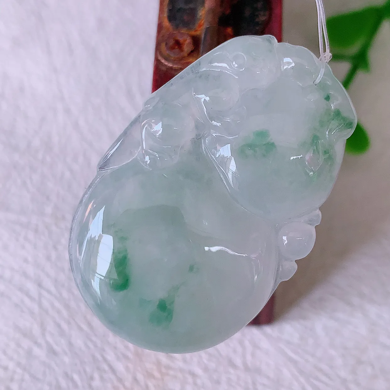 自然光实拍，冰种飘花葫芦吊坠，寓意福禄双全，财源滚滚，清新脱俗，佩戴效果优雅迷人！#49.27