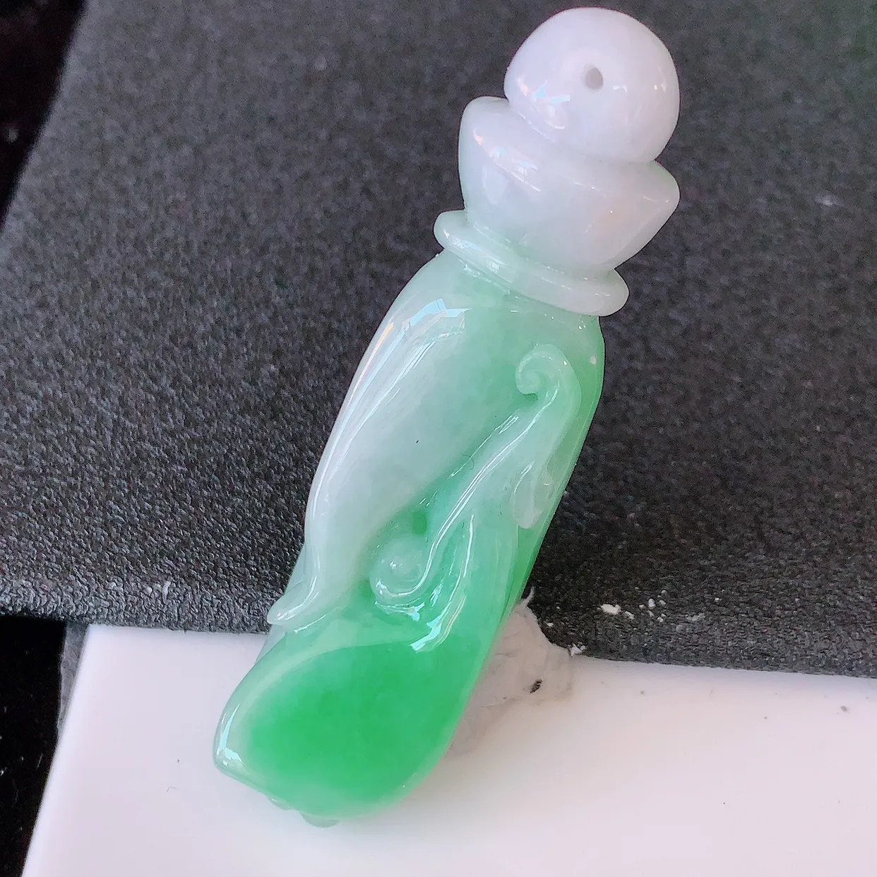 自然光实拍，冰润飘绿翡翠掌上明珠吊坠，种老水足，雕工精湛 ，寓意美好，佩戴时尚出众！#46.25