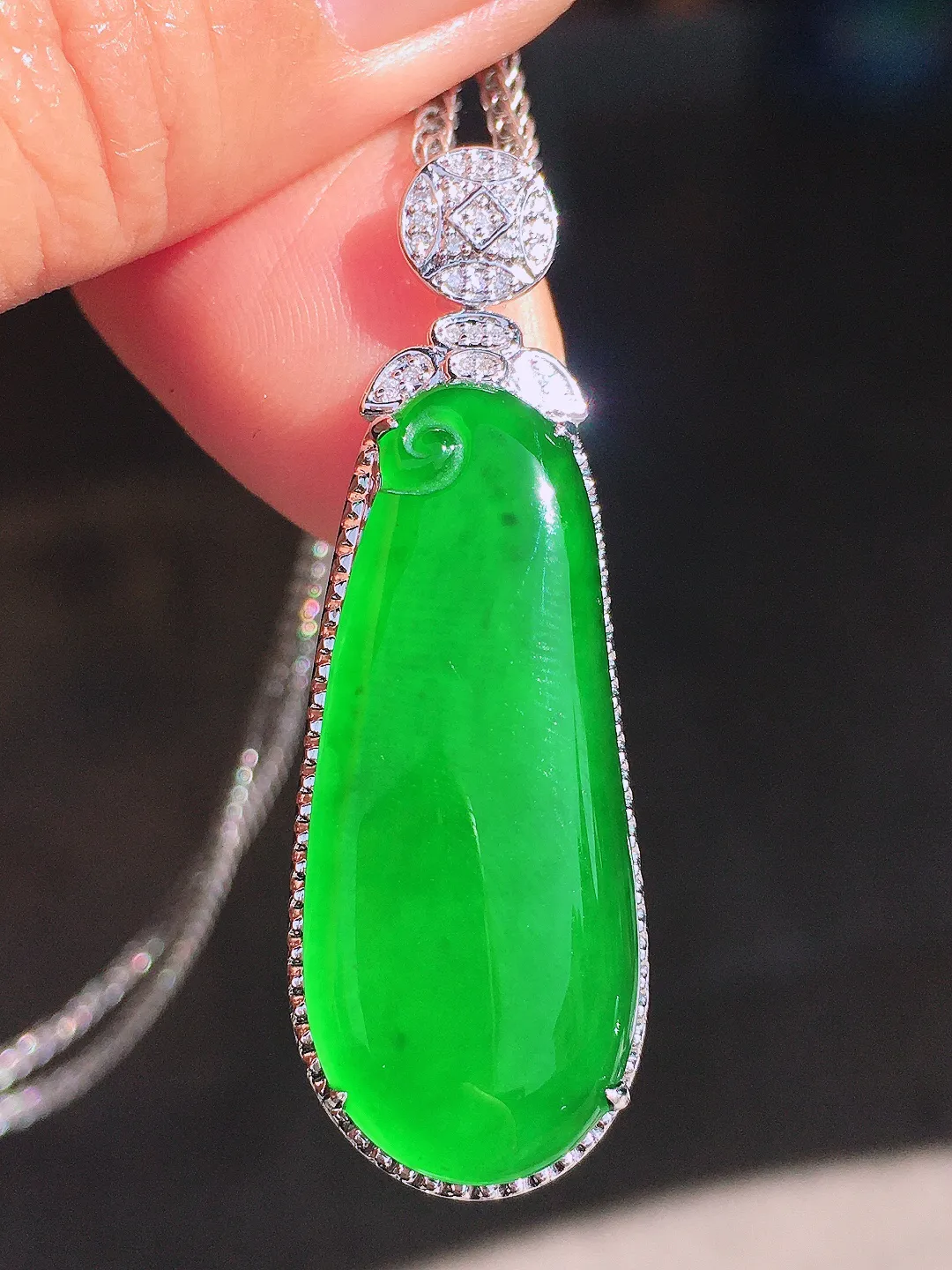 满绿福瓜吊坠，色泽均匀浓郁，玉质细腻，荧光感超
强，饱满圆润，尽显优雅气质，18k
金豪华镶嵌