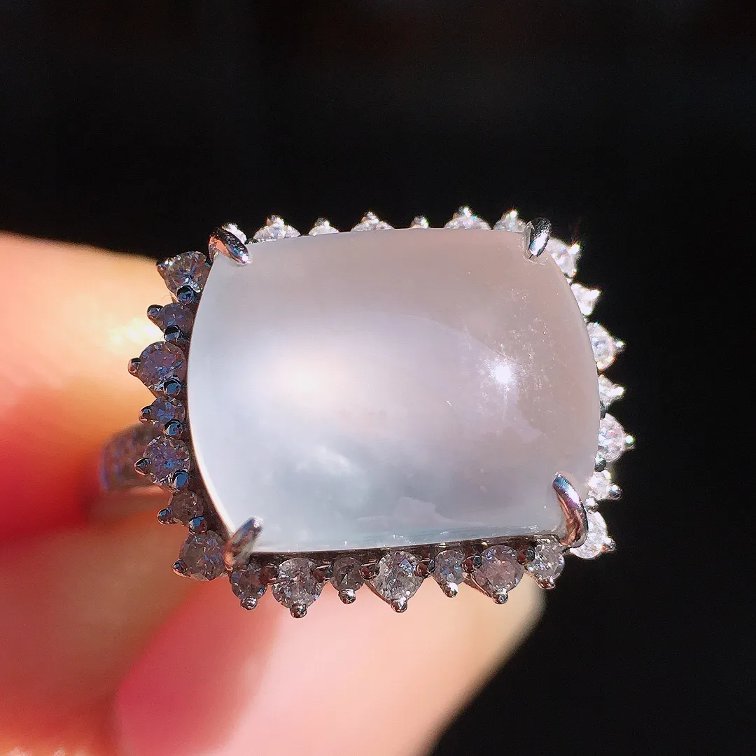 冰种马鞍戒指，玉质细腻，荧光感超
强，饱满圆润，尽显优雅气质，18k
金豪华镶嵌