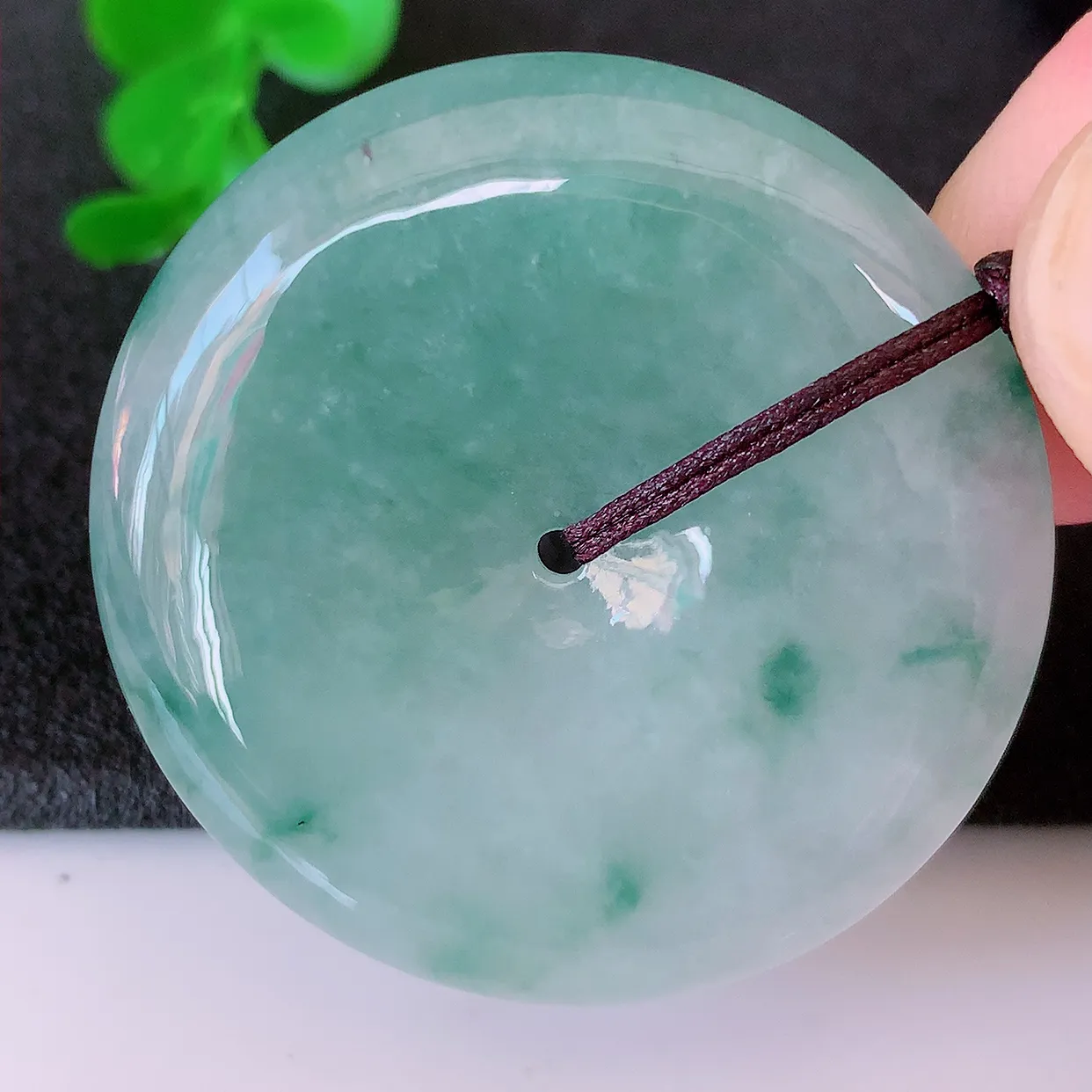 自然光实拍，大件冰飘花翡翠平安扣吊坠，玉扣，平安是福；很美的料子，平安扣佩戴优雅迷人！#05.25