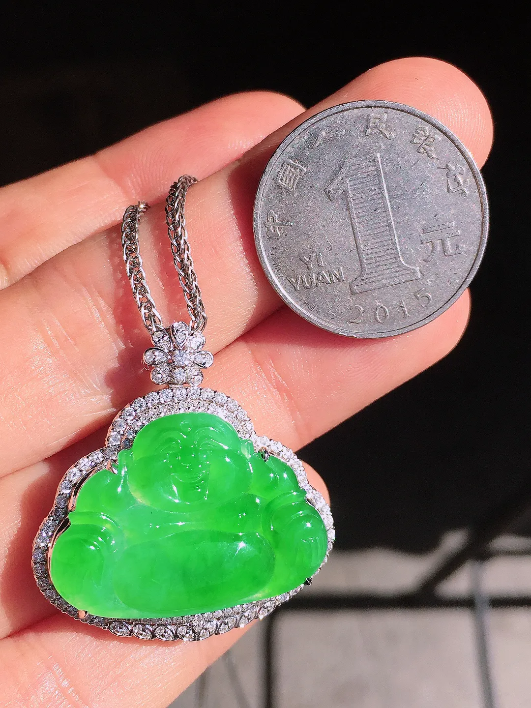 阳绿佛公吊坠，色泽均匀艳丽，玉质细腻，荧光感超
强，饱满圆润，尽显优雅气质，18k
金豪华镶嵌