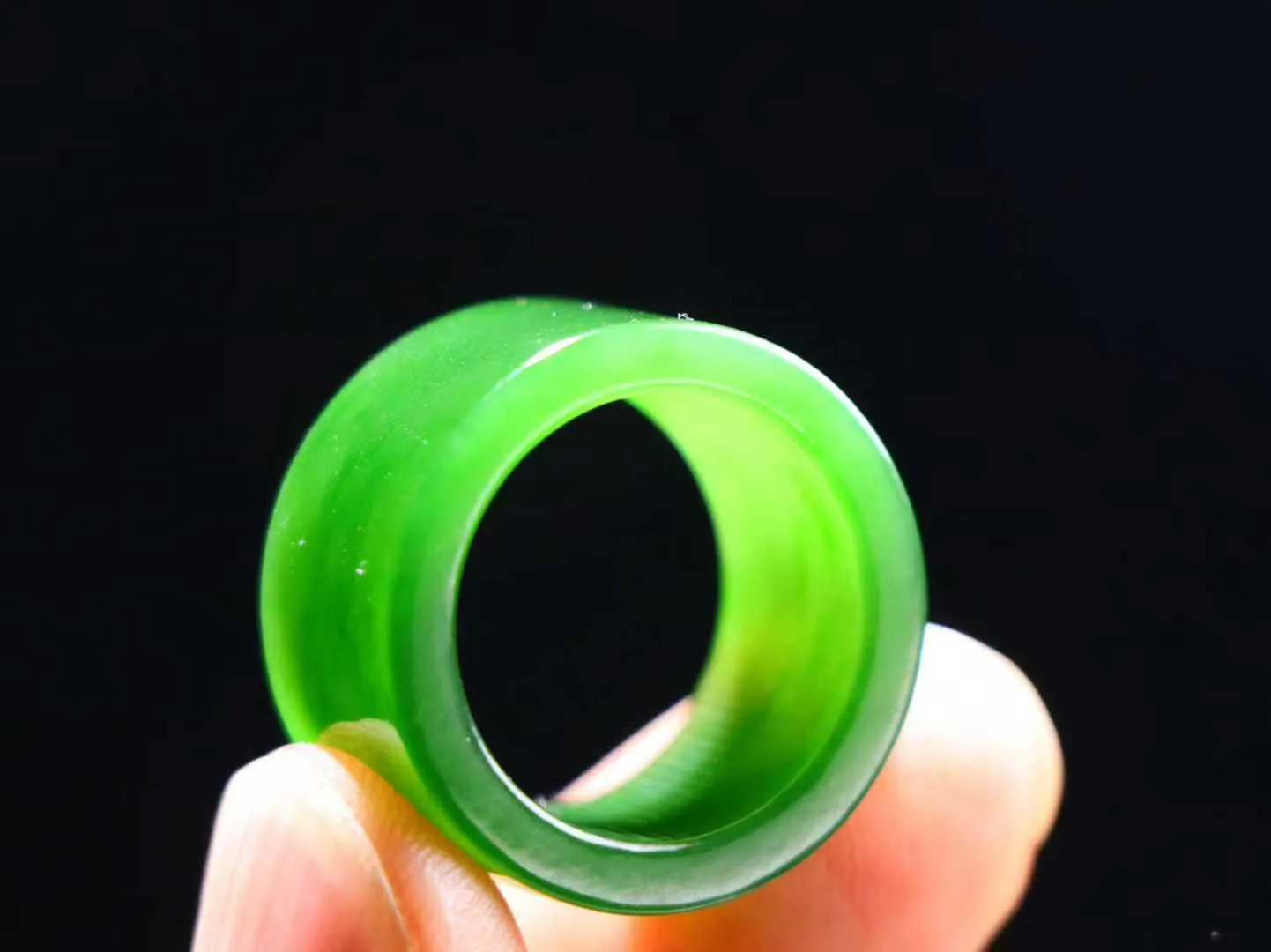 （古韵.扳指）

精品和田玉碧玉扳指 指环 戒圈。七号矿老料 纯正菠菜绿，直切工艺，款式精美，玉质细腻温润，油润感十足， 整器古韵生辉。优雅高贵。运筹帷幄于掌中，决胜于千里之外。

重7.4克   圈口18.3mm 尺寸12.7-3mm FS8242041278O