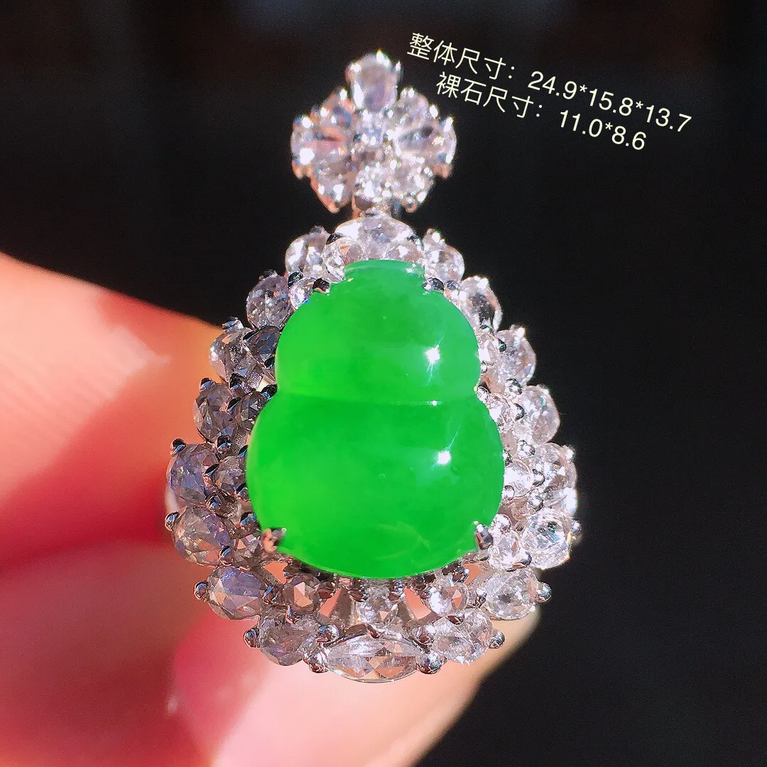 阳绿葫芦戒指/吊坠两用款，色泽均匀艳丽，玉质细腻，荧光感超
强，饱满圆润，尽显优雅气质，18k
金豪华镶嵌