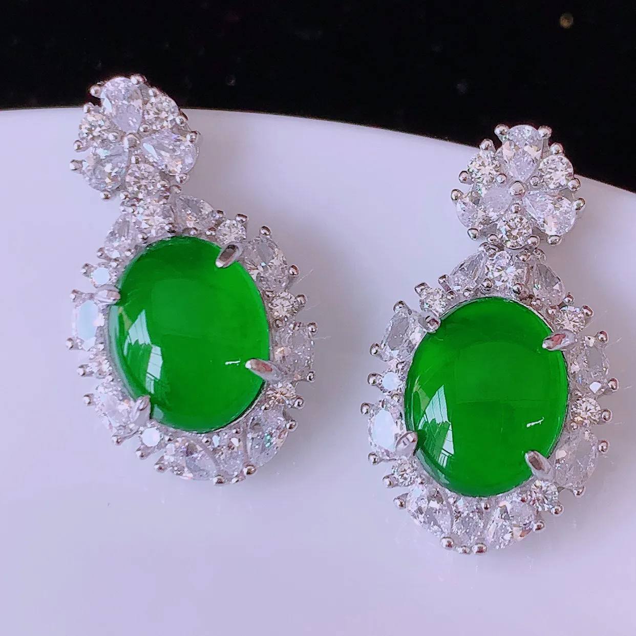 冰透满绿翡翠925银镶嵌耳坠，自然光实拍，翠色灵动，颜色漂亮，种老水足，品相佳，佩戴佳品！#97.27整体22*12.5*6裸裸10*8