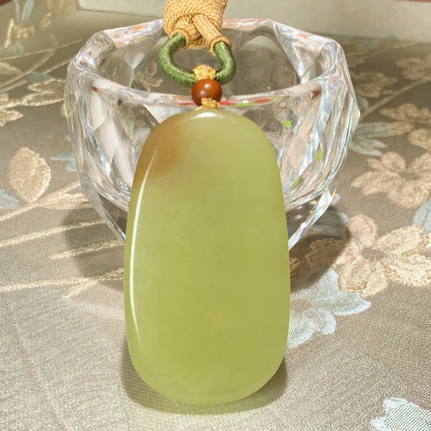 新疆若羌黄口料普贤菩萨牌子挂件。尺寸54/30/11重39.5克。玉质细腻油润。手推出油。佩戴高端典雅。lt251127