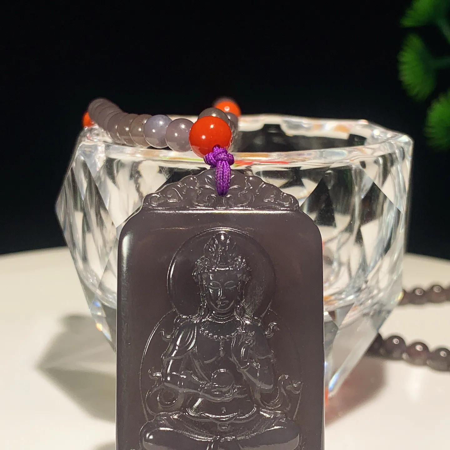 和田玉紫罗兰坐莲观音牌子挂件。尺寸49/29/10重54.3克。玉质细腻油润。手推出油。佩戴高端典雅