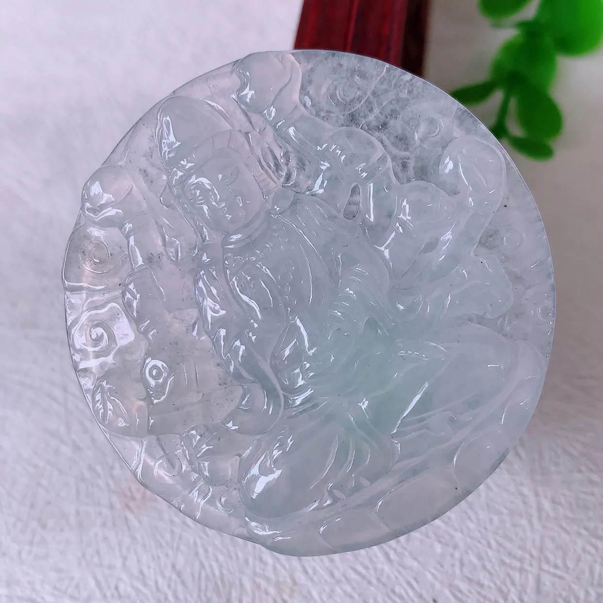 自然光实拍，冰种翡翠千手观音菩萨吊坠，冰透亮泽，美观亮丽，观音面相端庄#57.27