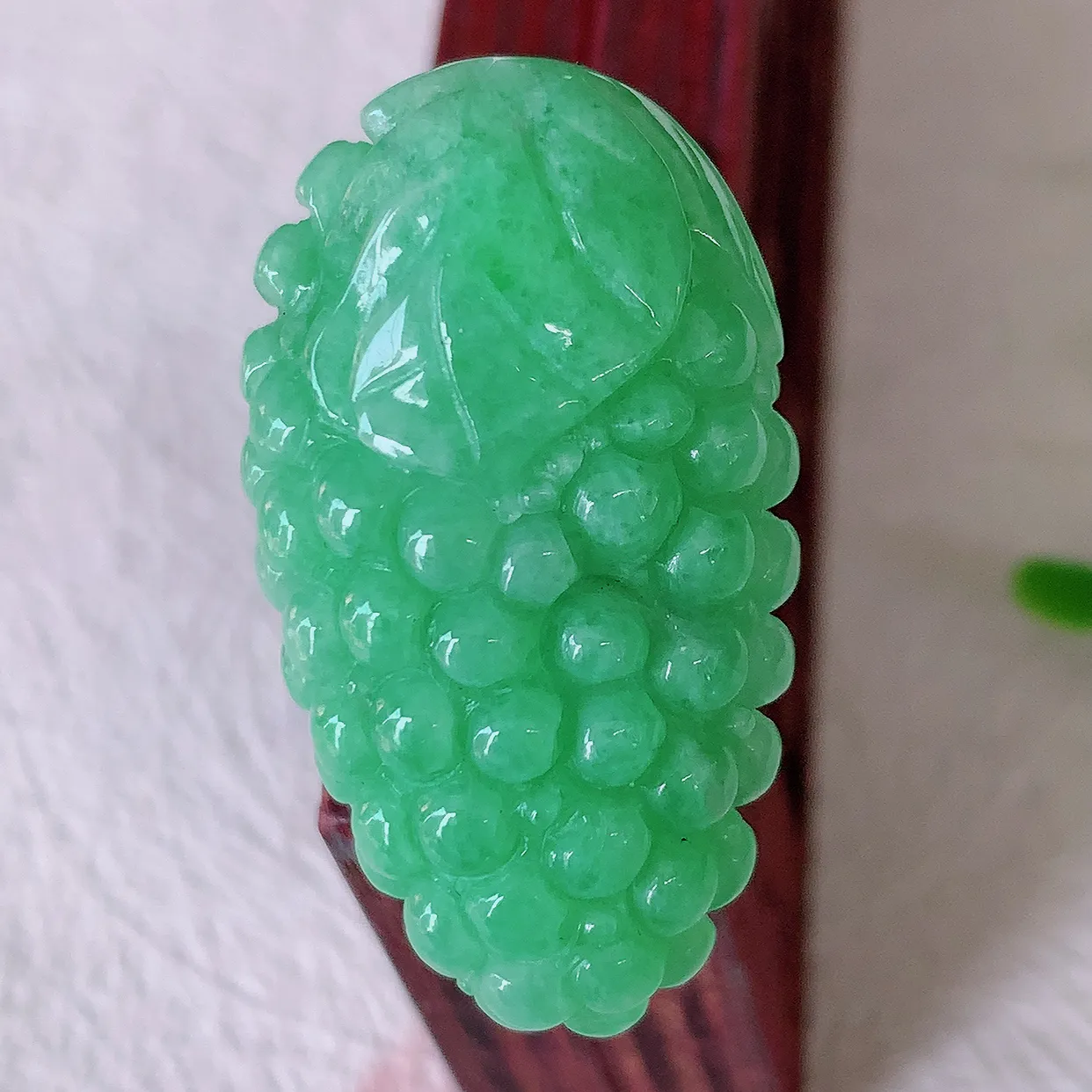 自然光实拍，冰润满绿翡翠葡萄吊坠，多子多福，种老水足，雕工精湛 ，寓意美好，佩戴时尚出众！#57.27