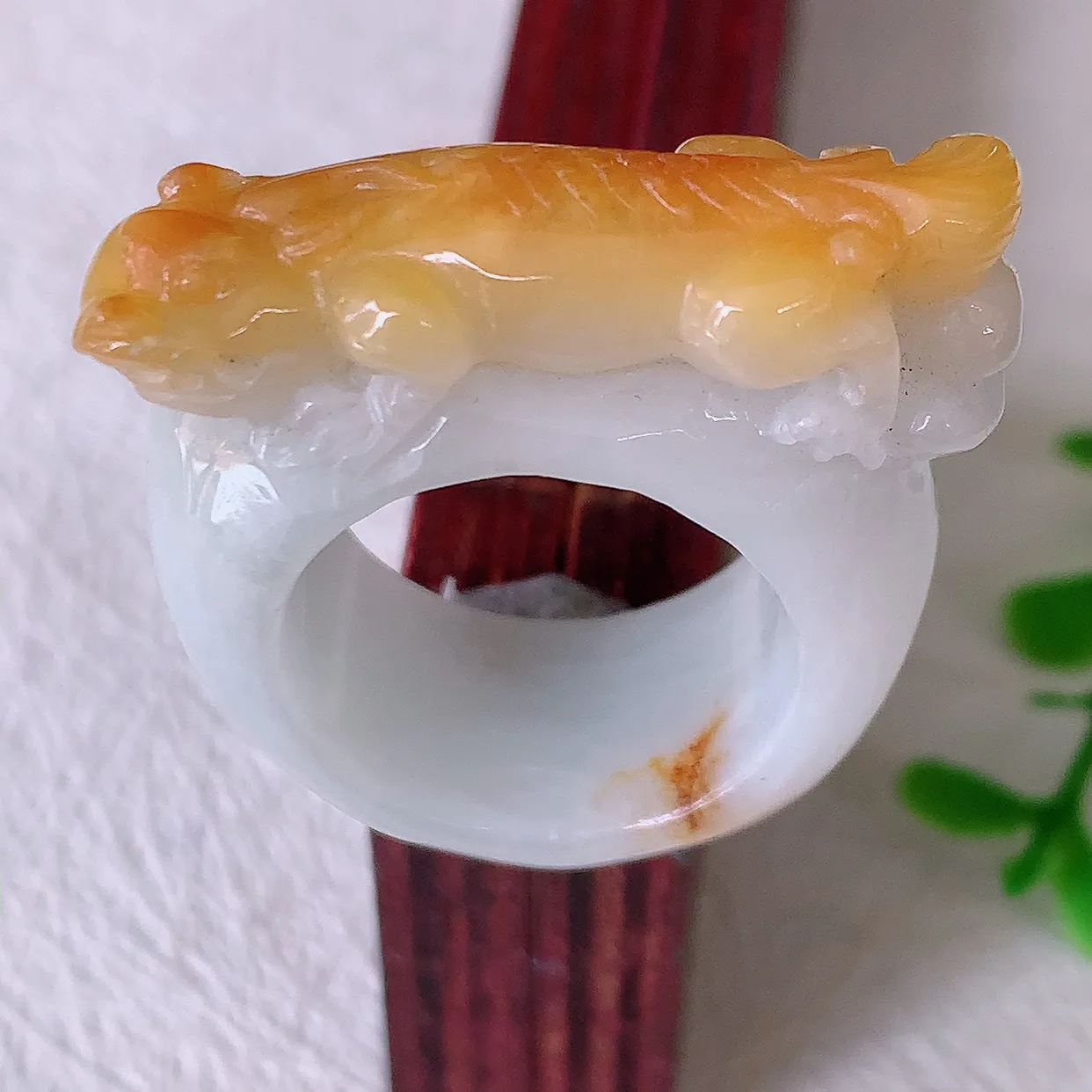 自然光实拍，黄翡貔貅扳指，18.2mm内径双彩翡翠扳指，冰润指环，玉扳指，戒指，财源滚滚，玉质细腻起