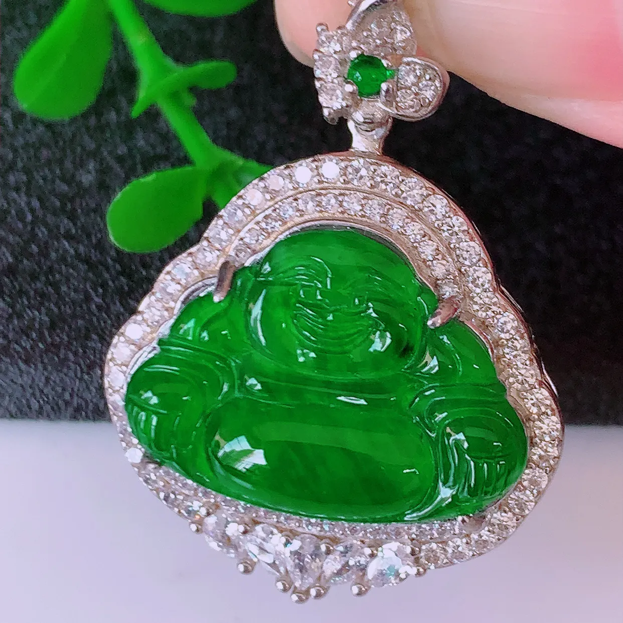 冰透满绿翡翠925银镶嵌佛公吊坠，自然光实拍，翠色灵动，颜色漂亮，种老水足，品相佳，佩戴佳品！#97