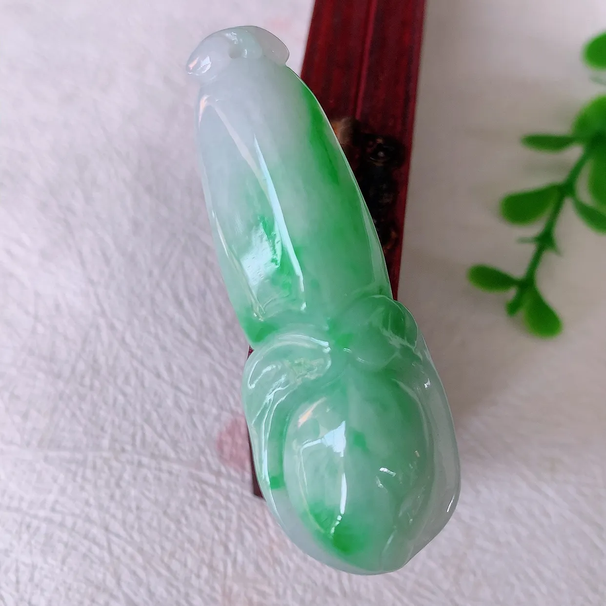 自然光实拍，冰润飘绿翡翠玉兰花吊坠，种老水足，雕工精湛 ，寓意美好，佩戴时尚出众！#57.27