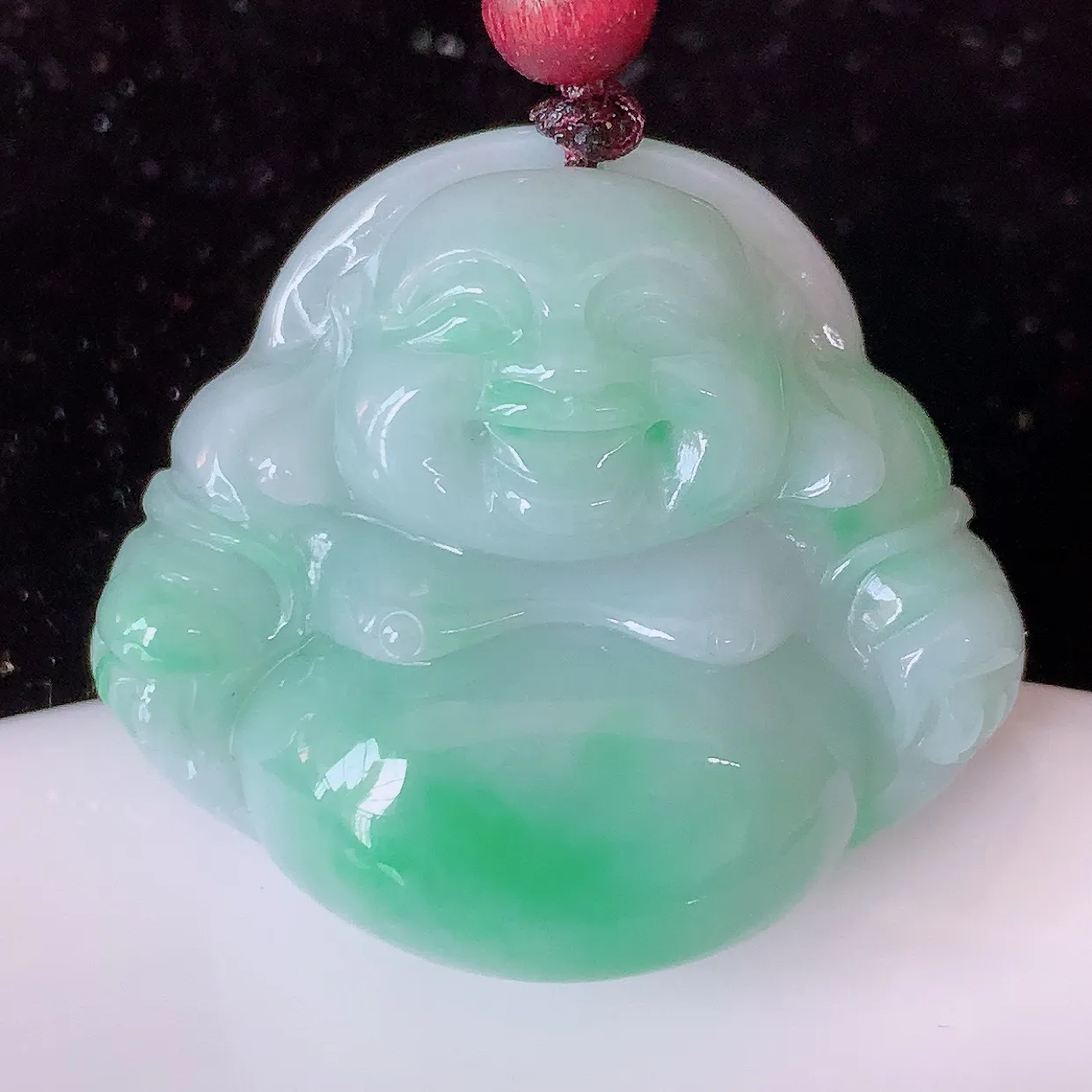 自然光实拍，冰润飘绿佛公吊坠，翡翠开心笑佛，种老水足，颜色漂亮，立体饱满圆润，佩戴效果赞#46.27
