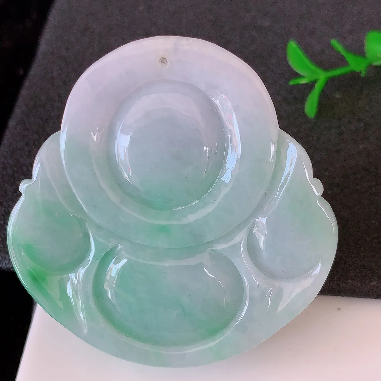 自然光实拍，大件厚装飘绿翡翠佛公吊坠，饱满， 佛公亦保平安，寓意有福（佛公）相伴，品相佳，配戴优雅迷人！#46.25