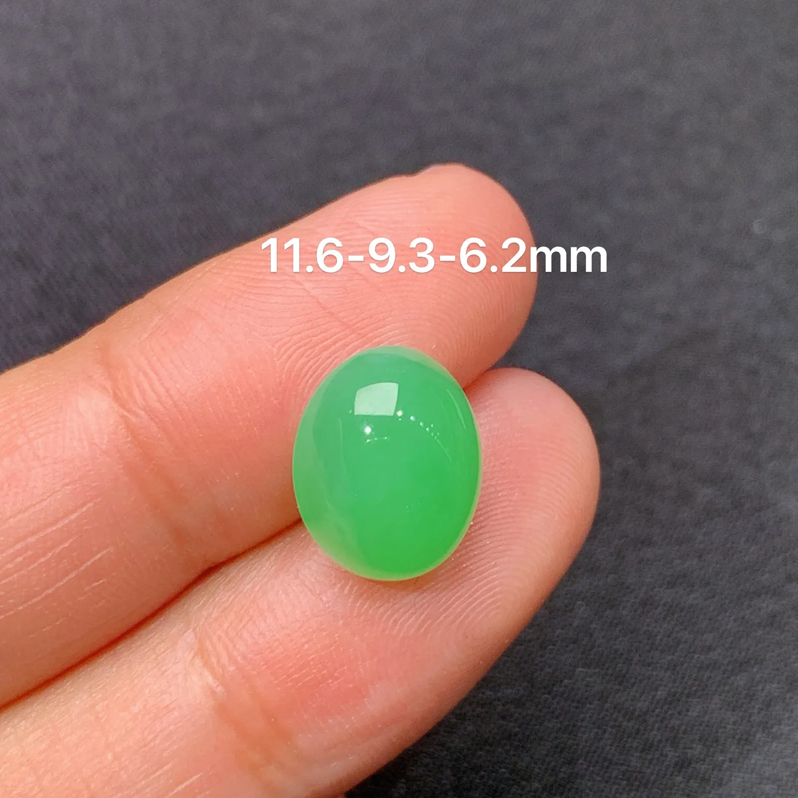 阳绿蛋面，镶嵌佳品，冰润色阳，种水足 尺寸11.6*9.3*6.2