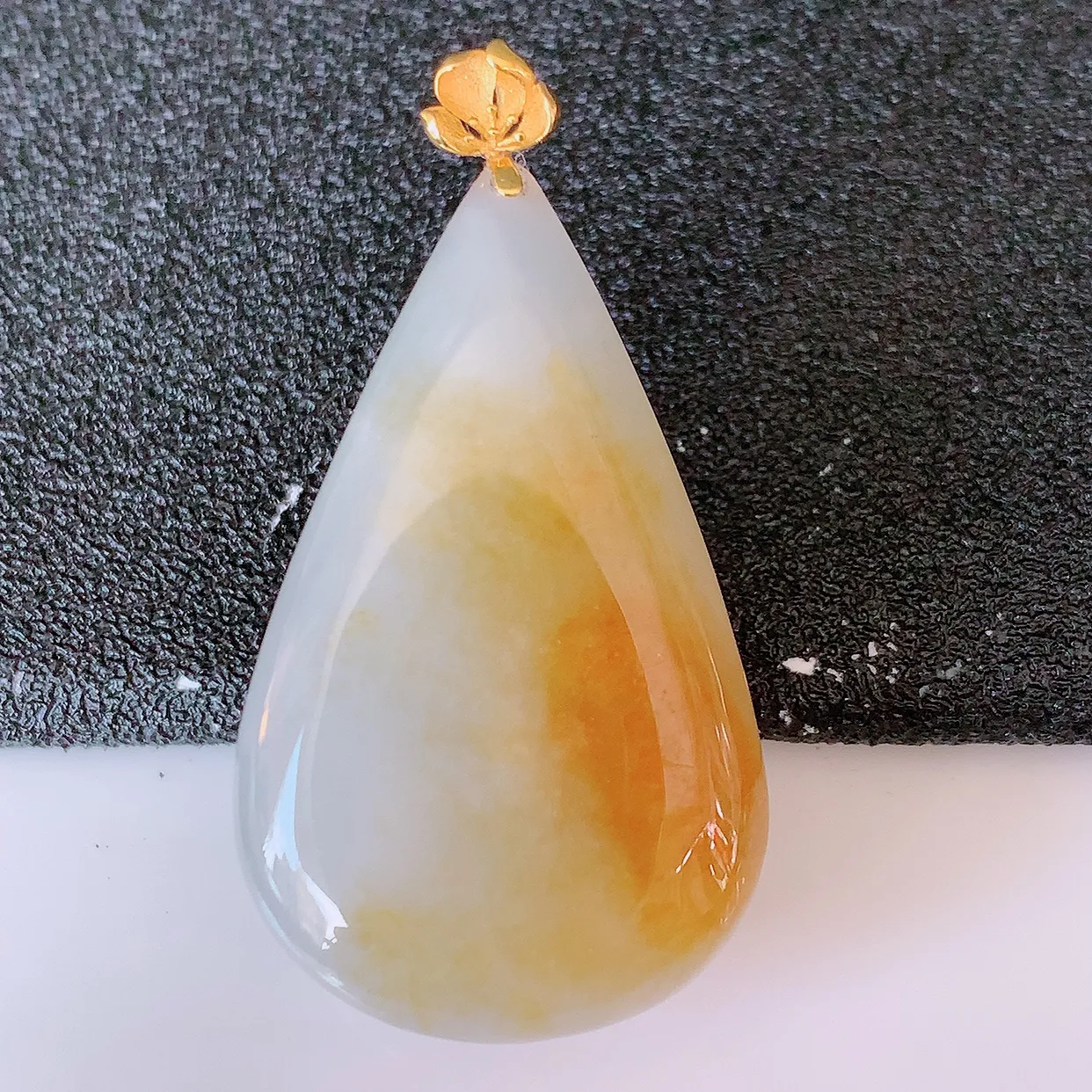 18K金镶嵌黄翡双彩翡翠水滴吊坠，品相佳，颜色漂亮，佩戴时尚优雅，尽显气质。水滴寓意“水滴聚财，坚持不懈，如水爱心” #94.27