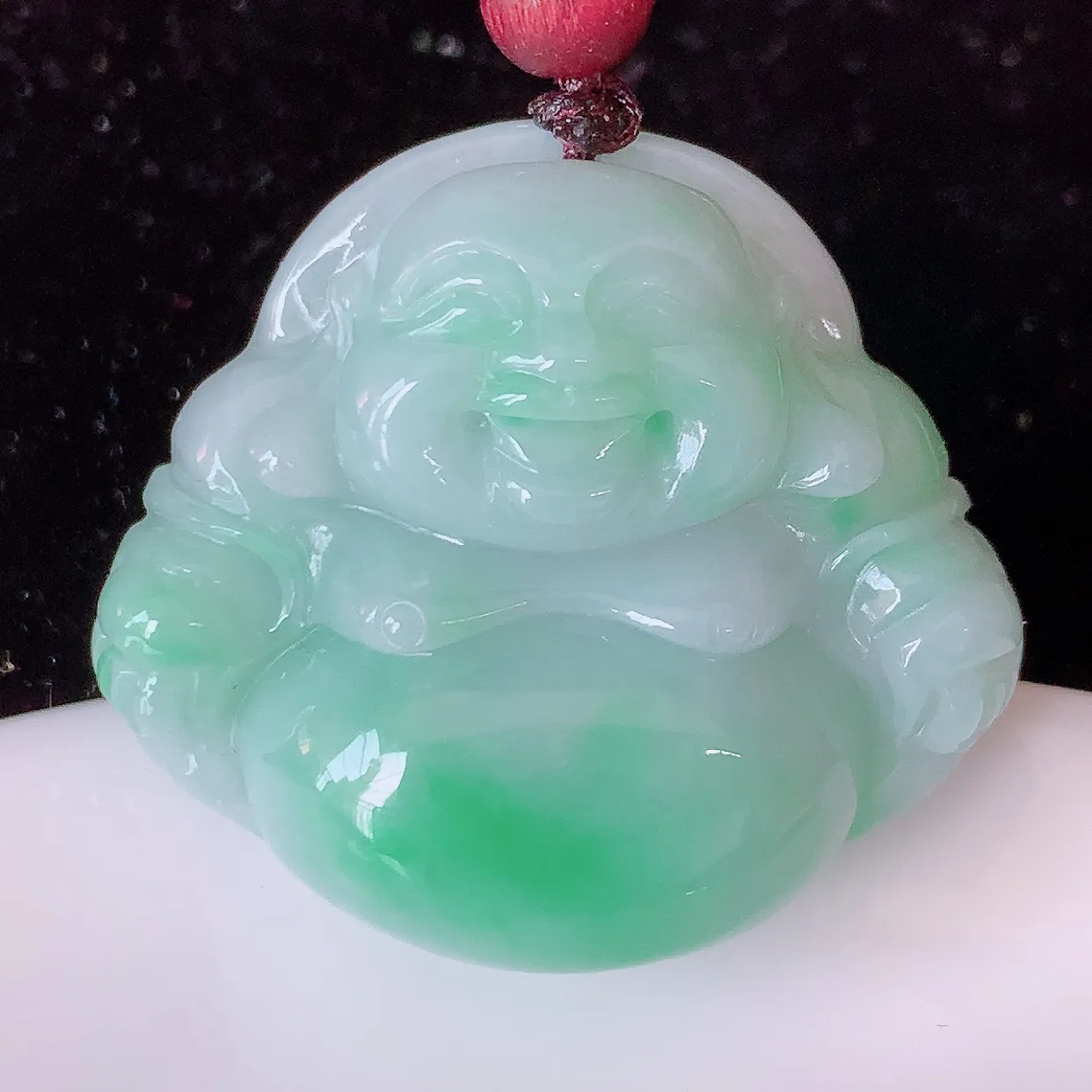 自然光实拍，冰润飘绿佛公吊坠，翡翠开心笑佛，种老水足，颜色漂亮，立体饱满圆润，佩戴效果赞#46.27