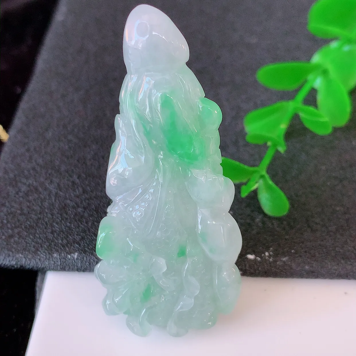 自然光实拍，冰润飘绿翡翠招百财白菜吊坠，百财聚来，财源滚滚，色泽鲜艳，精工水润的白菜，性价比高！#57.25