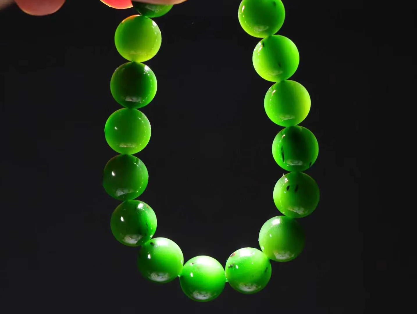 【珠圆玉润】

精品和田玉碧玉手串 红皮老料，深绿色，玉质温润细腻  整串打磨圆润，佩戴舒适。珠珠落玉盘，间关莺语花底滑，一生美好时光，无论身在何处，都有它相伴相守。事事顺遂，幸福美满，吉祥如意。
重44.8克   尺寸取一11.7mm  FS178212081250O