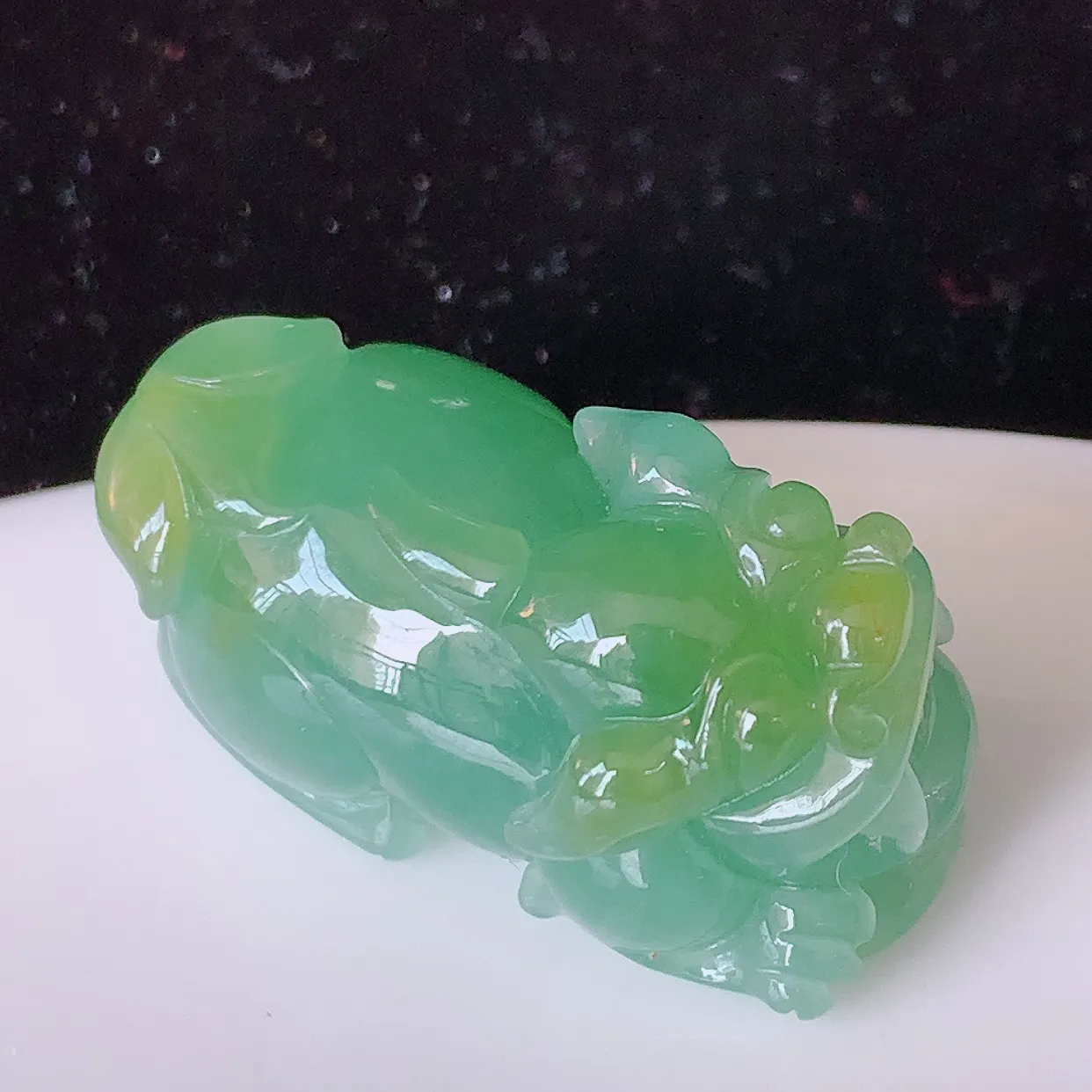 自然光实拍，冰胶双彩翡翠招财貔貅吊坠，民间有“一摸貔貅运程旺盛，再摸貔貅财运滚滚，三摸貔貅平步青云 