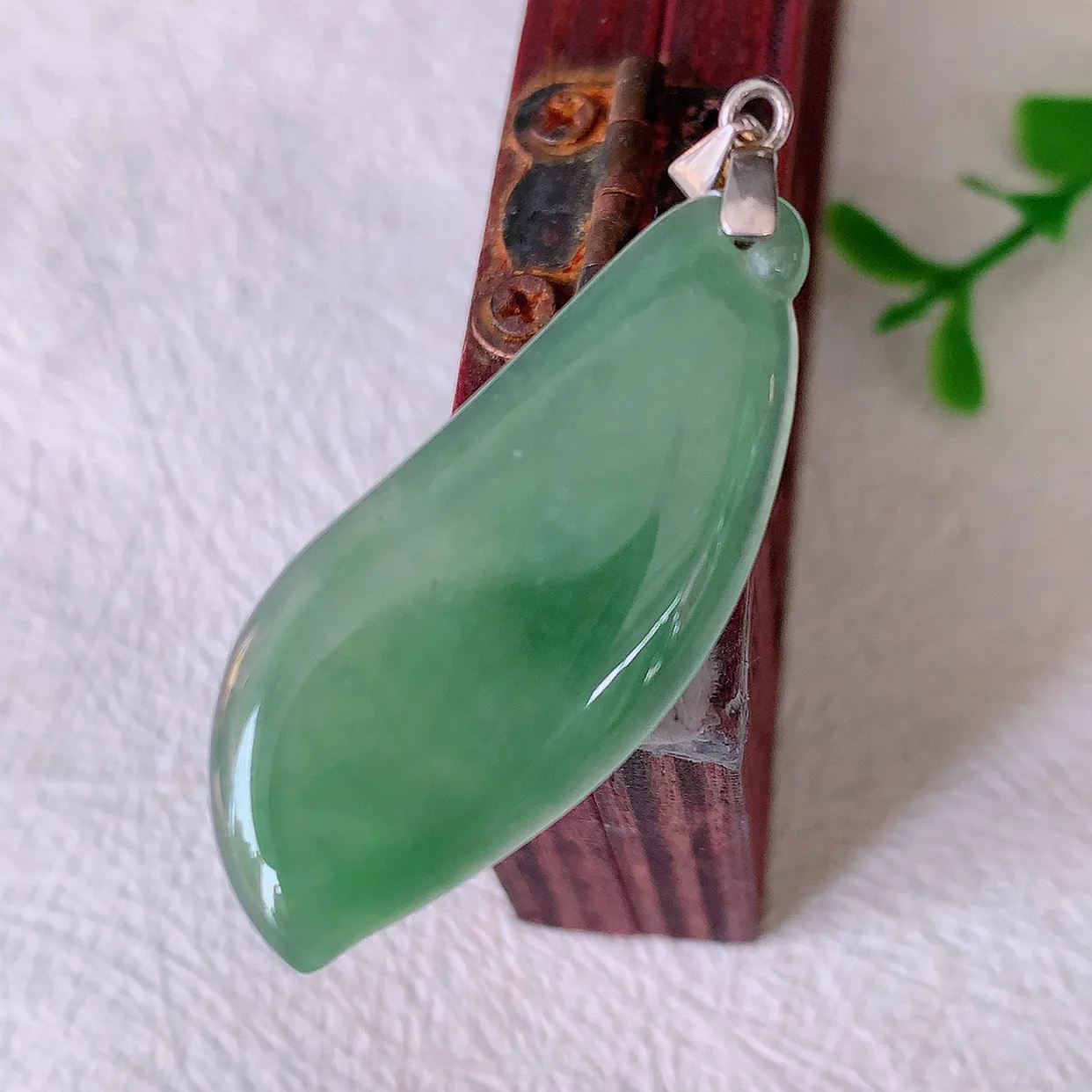 自然光实拍，冰种满绿招财福瓜吊坠，翡翠福瓜招财瓜，冰润且起胶感，佩戴效果优雅迷人！#57.27配图银扣