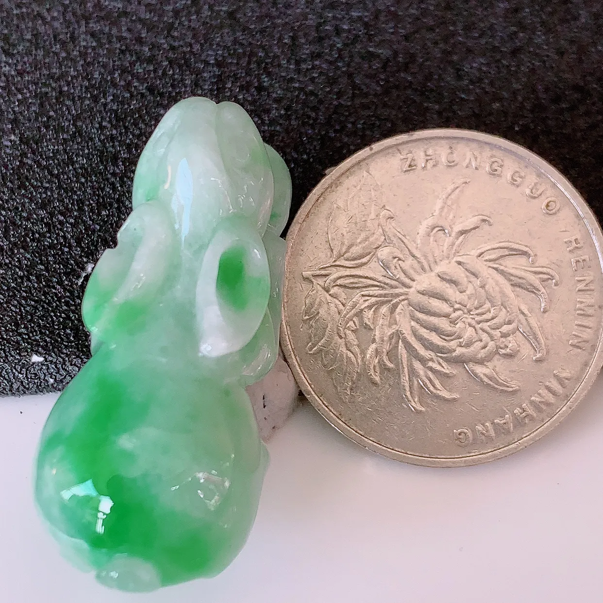 自然光实拍，冰润飘绿翡翠生肖兔吊坠，翠色灵动，种老水足，寓意好，品相佳，佩戴佳品！#87.27