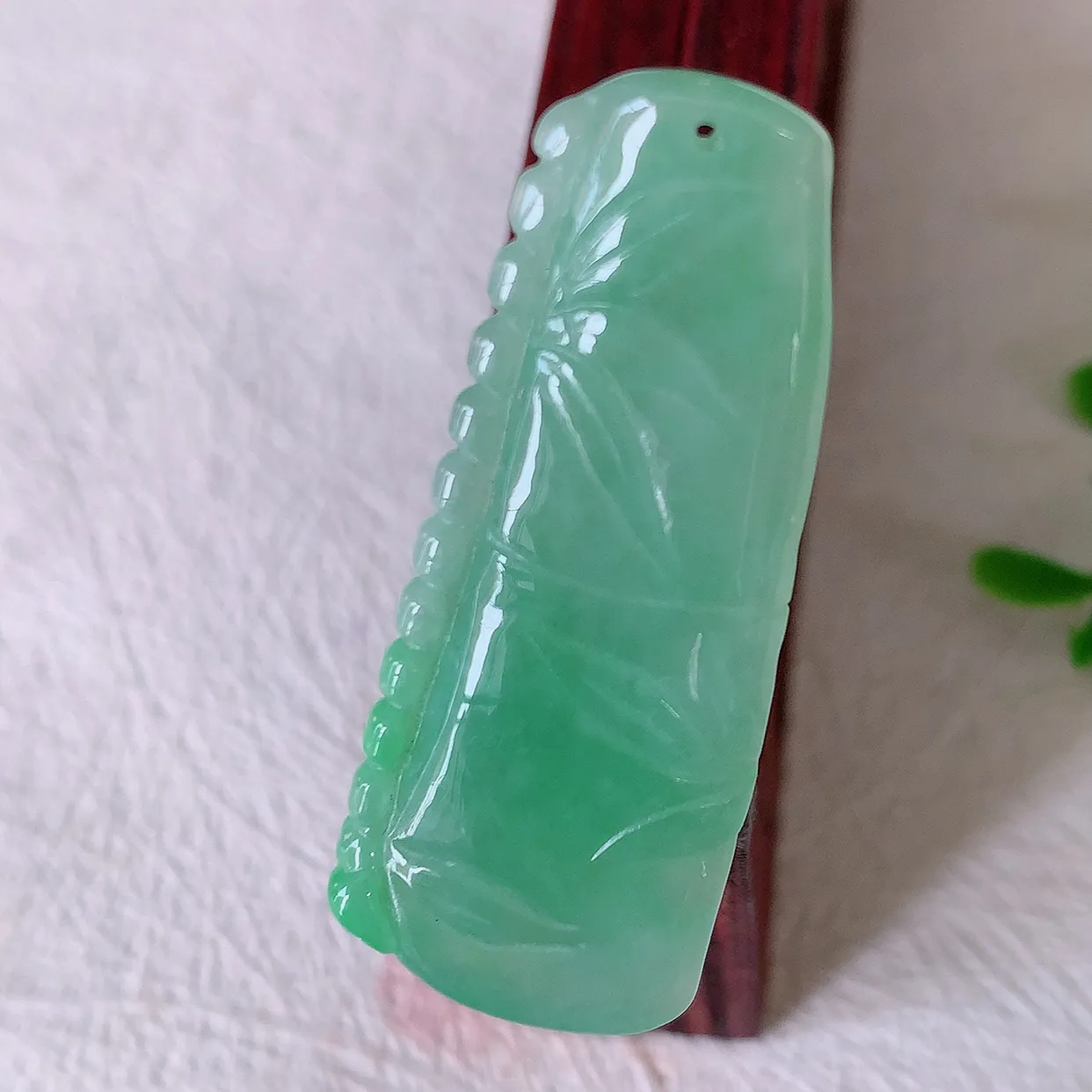 自然光实拍，冰飘绿翡翠节节高竹节玉坠，款式时尚大方，竹节寓意好，佩戴事业，学业节节高升！#57.27